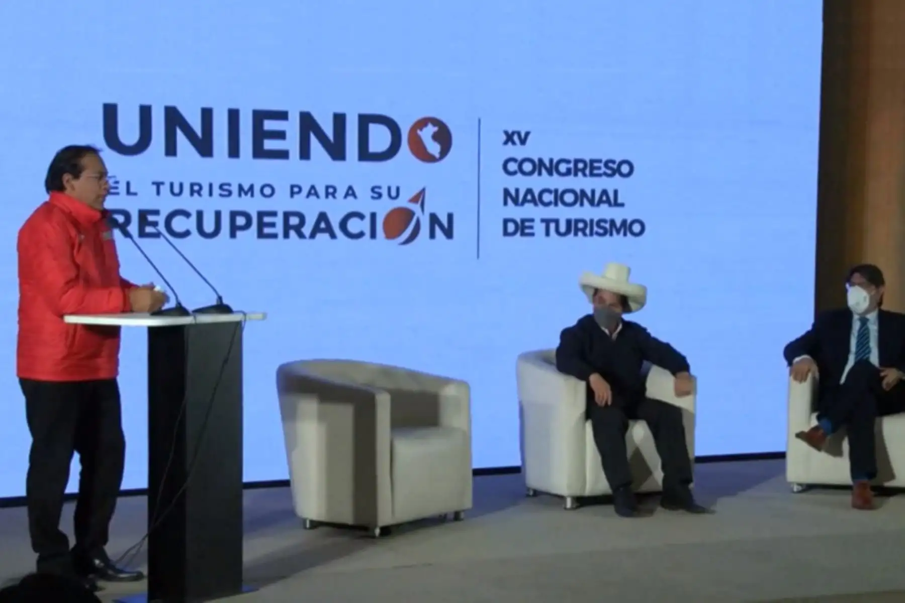 Ministro de Comercio Exterior y Turismo, Roberto Sánchez, en la clausura del XV Congreso Nacional del Turismo, con participación del presidente Pedro Castillo y el titular de Canatur, Carlos Canales. Foto: Captura.