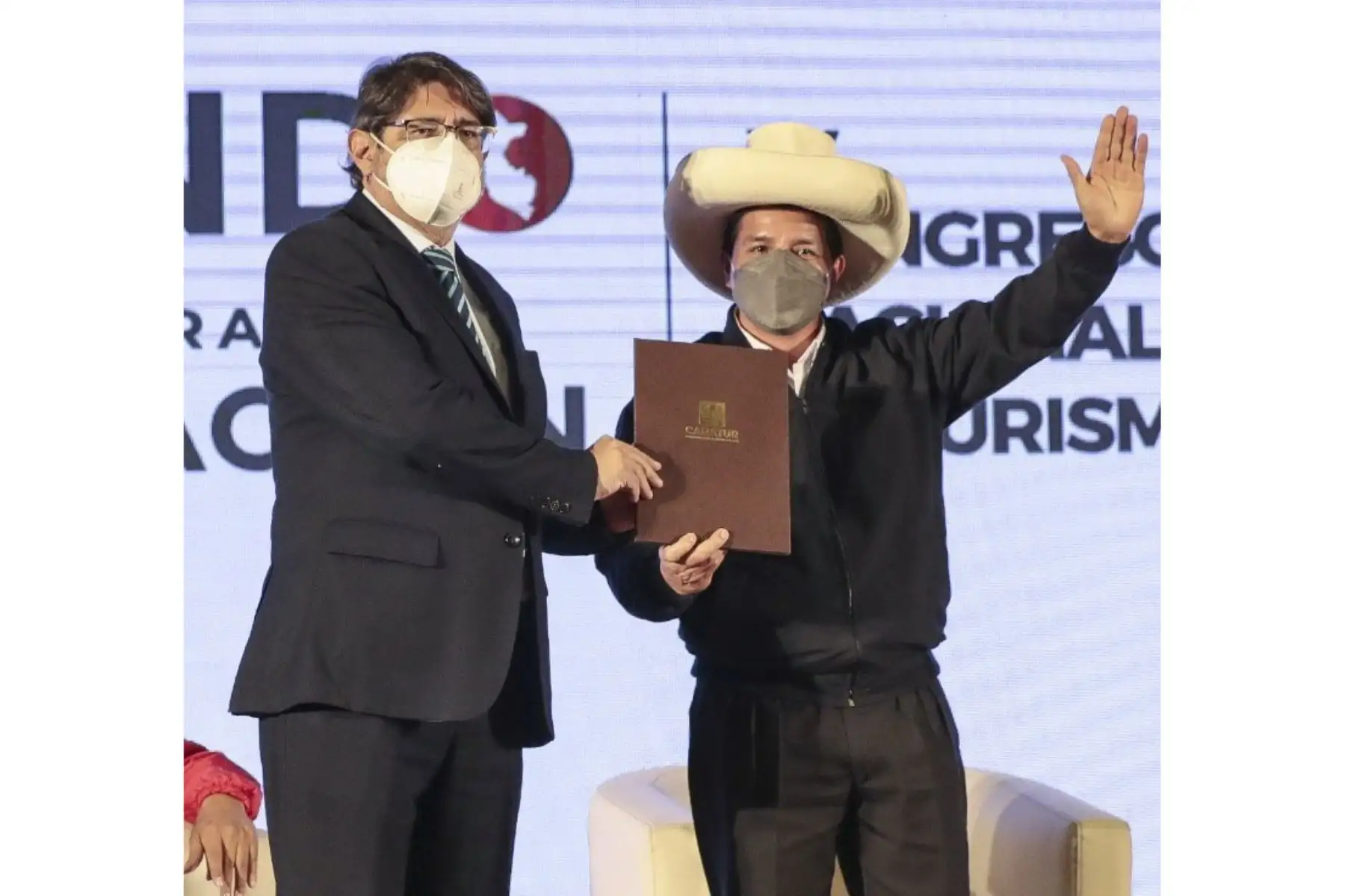 El presidente Pedro Castillo junto al titular del Mincetur y presidente de Canatur, participó de la ceremonia de clausura del XV Congreso Nacional de Turismo. En dicho evento, el mandatario de la República, expuso medidas para reactivar el turismo a nivel nacional. Foto: ANDINA/Prensa Presidencia