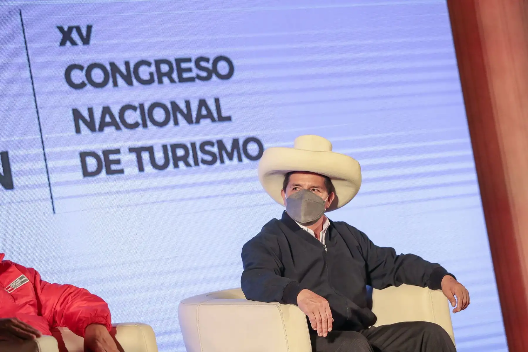 El presidente Pedro Castillo junto al titular del Mincetur y presidente de Canatur, participó de la ceremonia de clausura del XV Congreso Nacional de Turismo. En dicho evento, el mandatario de la República, expuso medidas para reactivar el turismo a nivel nacional. Foto: ANDINA/Prensa Presidencia