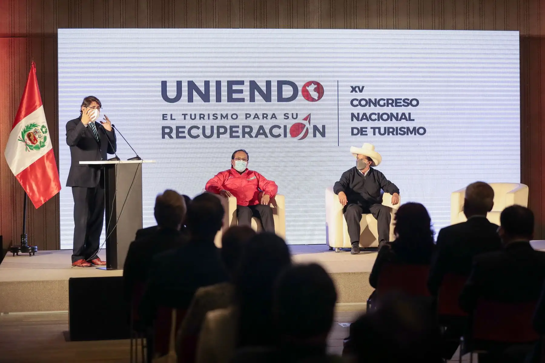 El presidente Pedro Castillo junto al titular del Mincetur y presidente de Canatur, participó de la ceremonia de clausura del XV Congreso Nacional de Turismo. En dicho evento, el mandatario de la República, expuso medidas para reactivar el turismo a nivel nacional. Foto: ANDINA/Prensa Presidencia