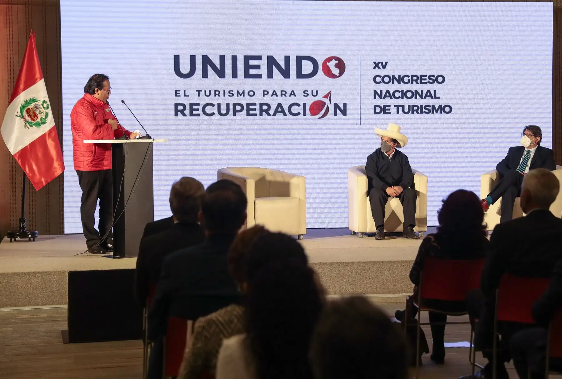El presidente Pedro Castillo junto al titular del Mincetur y presidente de Canatur, participó de la ceremonia de clausura del XV Congreso Nacional de Turismo. En dicho evento, el mandatario de la República, expuso medidas para reactivar el turismo a nivel nacional. Foto: ANDINA/Prensa Presidencia