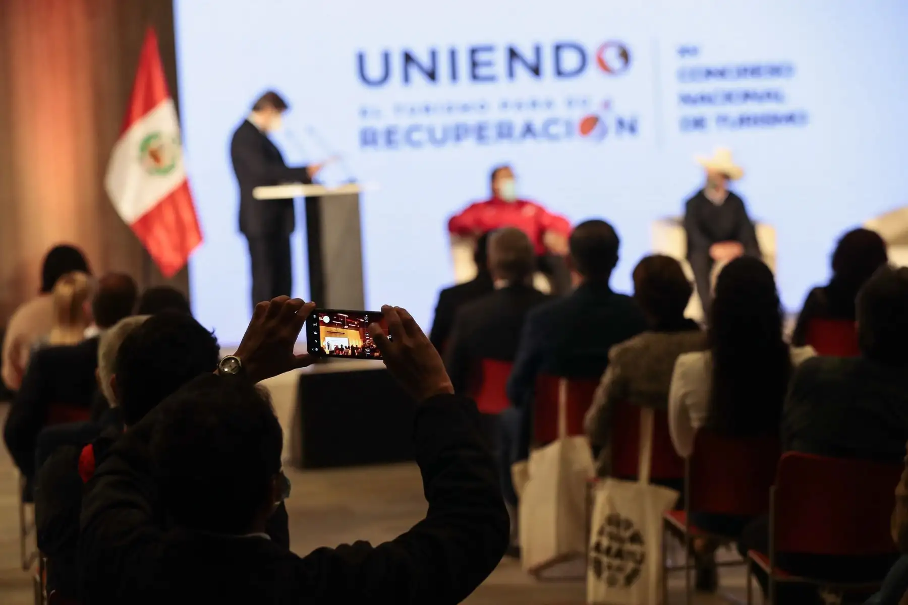 El presidente Pedro Castillo junto al titular del Mincetur y presidente de Canatur, participó de la ceremonia de clausura del XV Congreso Nacional de Turismo. En dicho evento, el mandatario de la República, expuso medidas para reactivar el turismo a nivel nacional. Foto: ANDINA/Prensa Presidencia