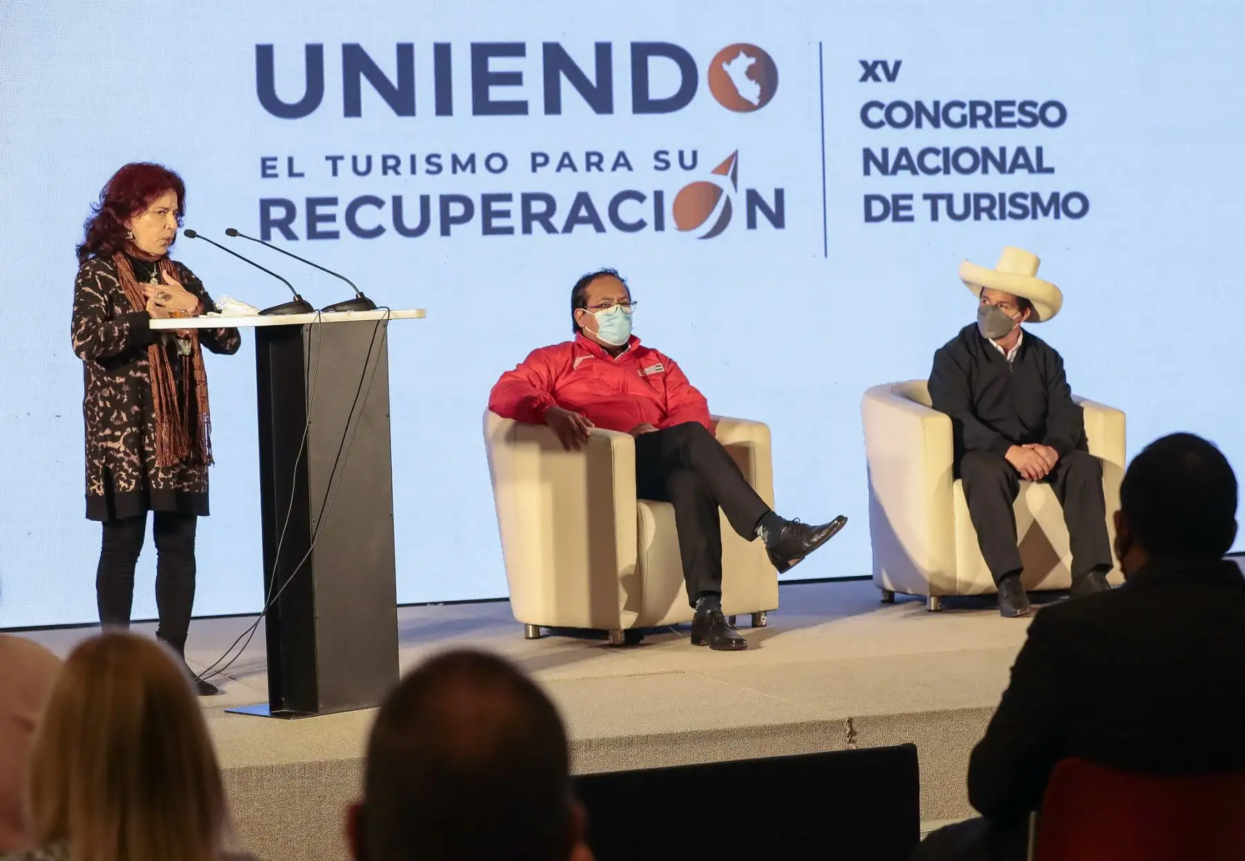 El presidente Pedro Castillo junto al titular del Mincetur y presidente de Canatur, participó de la ceremonia de clausura del XV Congreso Nacional de Turismo. En dicho evento, el mandatario de la República, expuso medidas para reactivar el turismo a nivel nacional. Foto: ANDINA/Prensa Presidencia