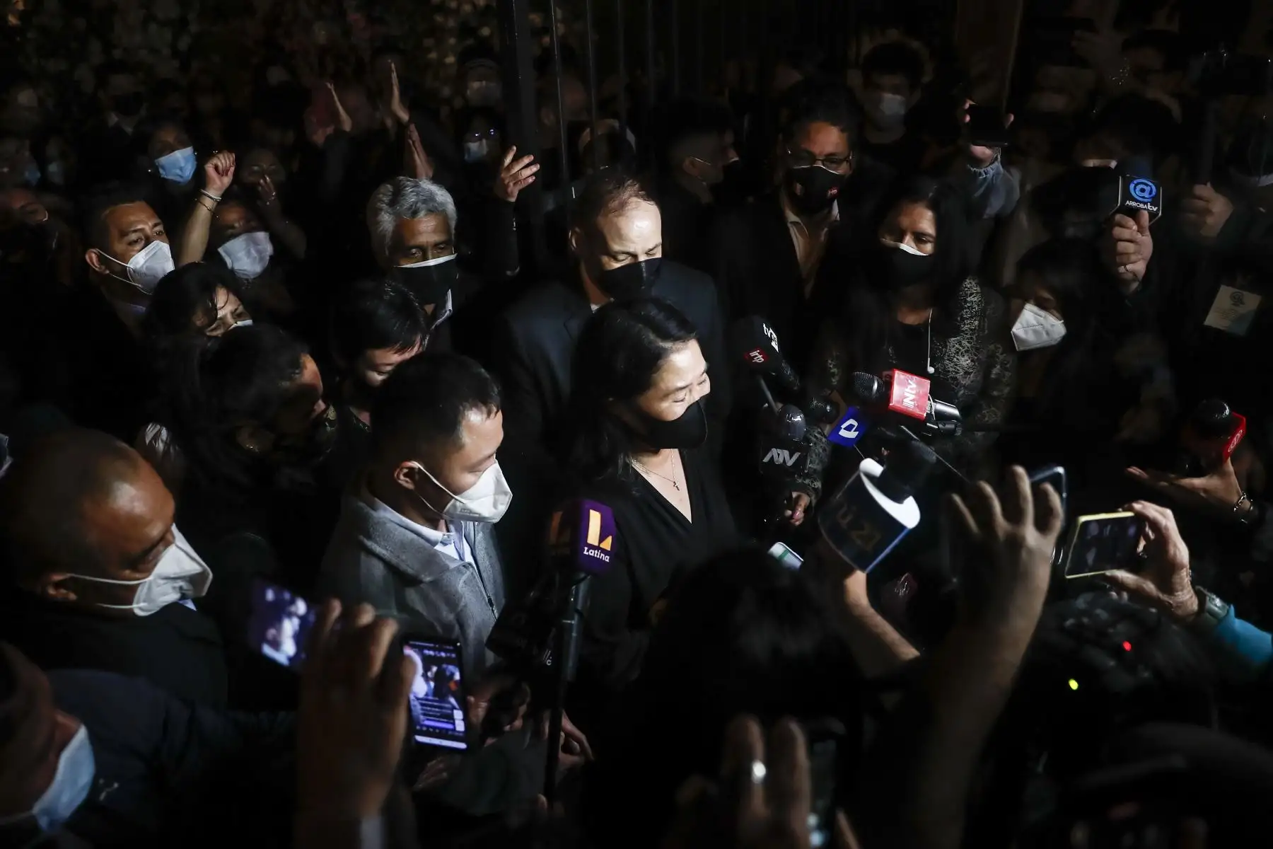 Keiko Fujimori y familia brindan unas palabras a la prensa durante velorio de Susana Higuchi en la Parroquia  Santa María Madre de la Iglesia, en Jesús María. Foto: ANDINA/Renato Pajuelo