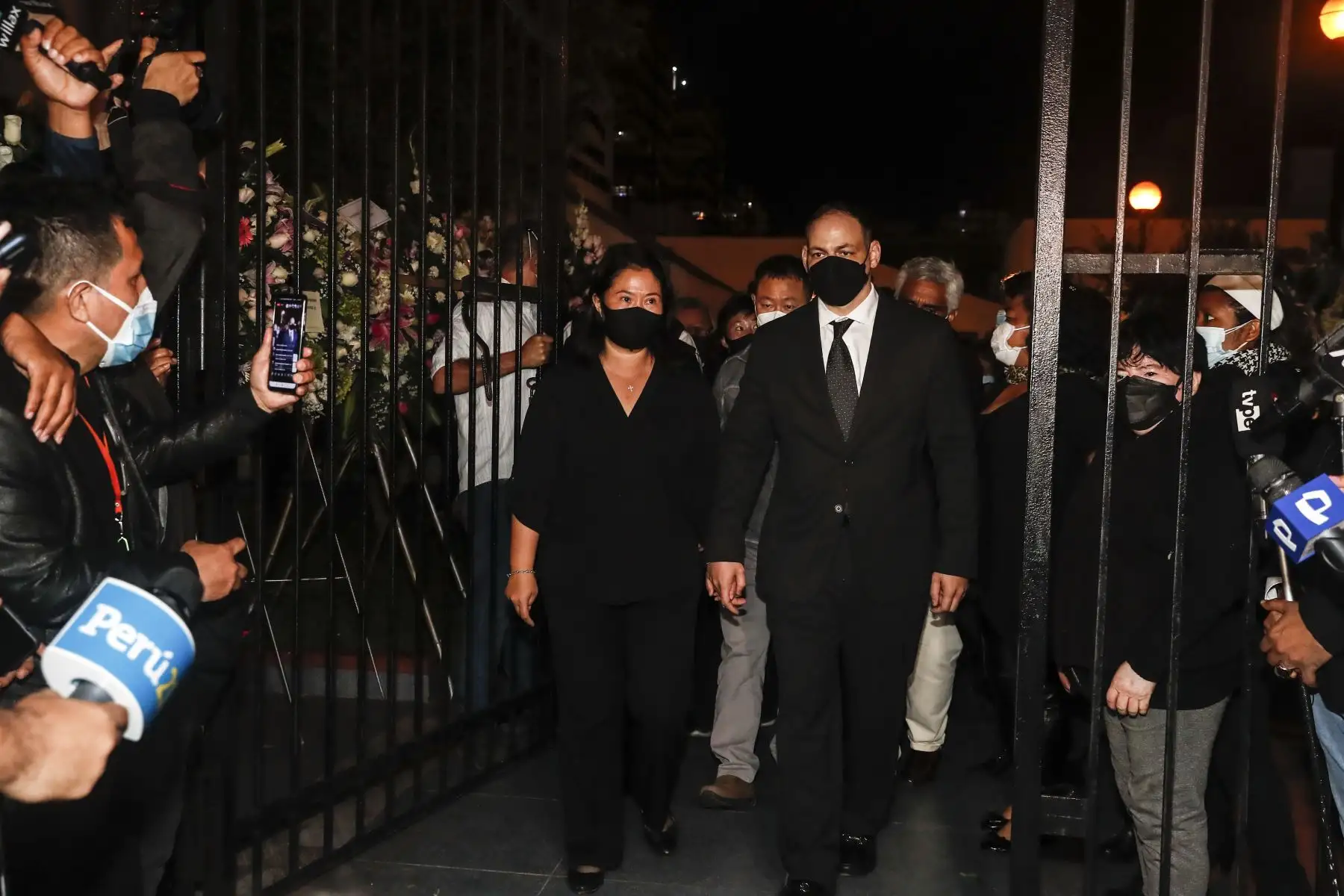 Keiko Fujimori y familia brindan unas palabras a la prensa durante velorio de Susana Higuchi en la Parroquia  Santa María Madre de la Iglesia, en Jesús María. Foto: ANDINA/Renato Pajuelo
