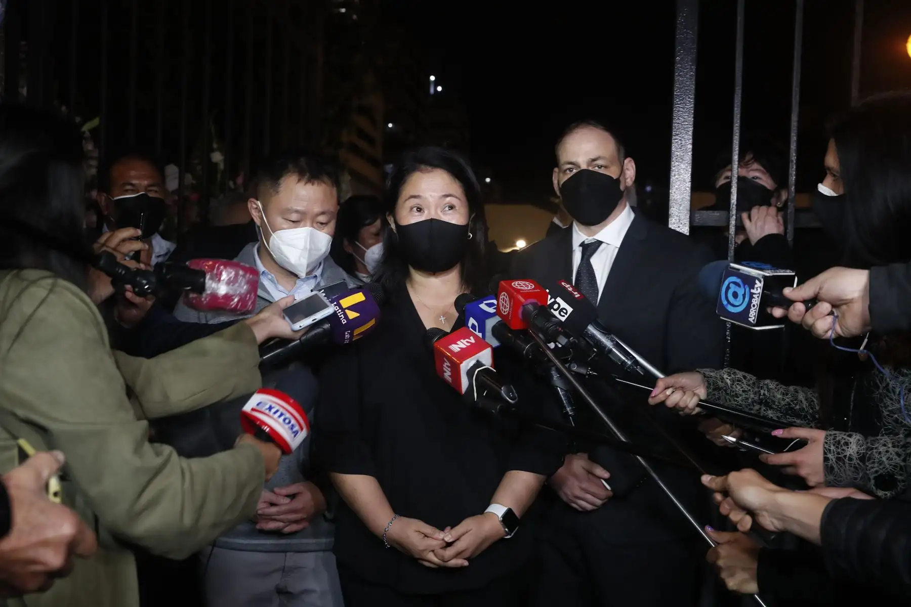 Keiko Fujimori y familia brindan unas palabras a la prensa durante velorio de Susana Higuchi en la Parroquia  Santa María Madre de la Iglesia, en Jesús María. Foto: ANDINA/Renato Pajuelo