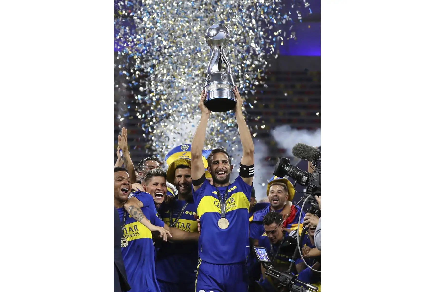 Boca Juniors ¥ Carlos Izquierdoz levanta la copa luego de que su equipo ganara el partido de fútbol de la final de la Copa Argentina contra Talleres de Córdoba en el Estadio Único Madre de Ciudades en Santiago del Estero, Argentina, el 8 de diciembre de 2021. 
Foto: AFP