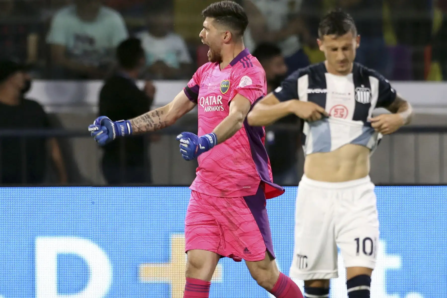 El portero de Boca Juniors, Agustín Rossi, celebra salvar el segundo penalti de Héctor Fertoli (10) de Talleres de Córdoba en su partido de fútbol de la final de la Copa Argentina, en el Estadio Estadio Único Madre de Ciudades en Santiago del Estero, Argentina, el 08 de diciembre de 2021.
Foto: AFP