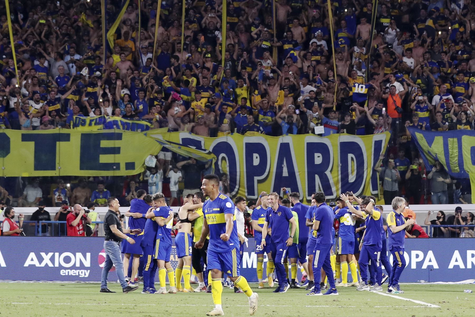 Aficionados y jugadores de Boca Juniors celebran tras ganar la final de la Copa Argentina ante el Talleres de Córdoba en el Estadio Único Madre de Ciudades de Santiago del Estero, Argentina, el 8 de diciembre de 2021 
Foto: AFP