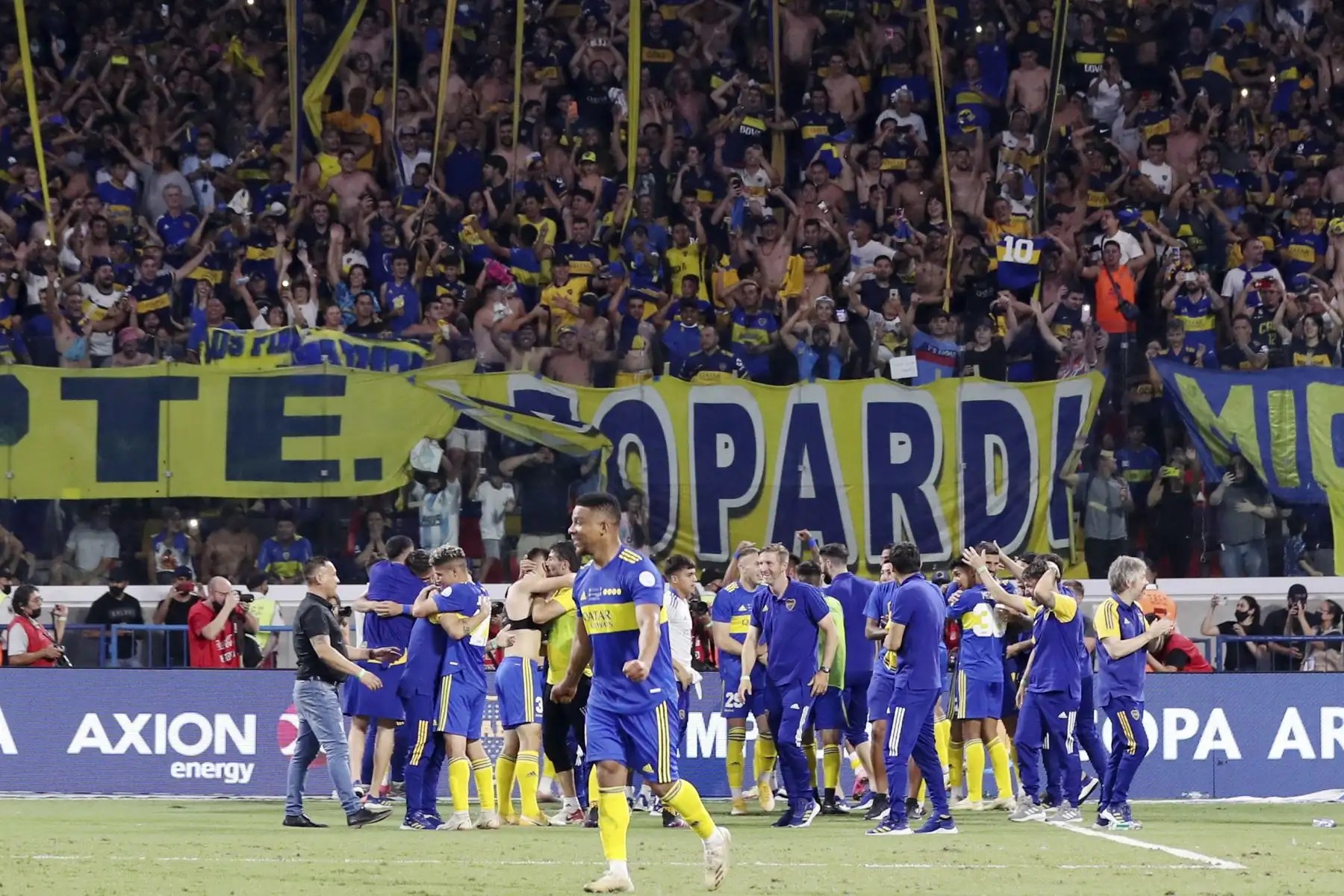 Aficionados y jugadores de Boca Juniors celebran tras ganar la final de la Copa Argentina ante el Talleres de Córdoba en el Estadio Único Madre de Ciudades de Santiago del Estero, Argentina, el 8 de diciembre de 2021 
Foto: AFP