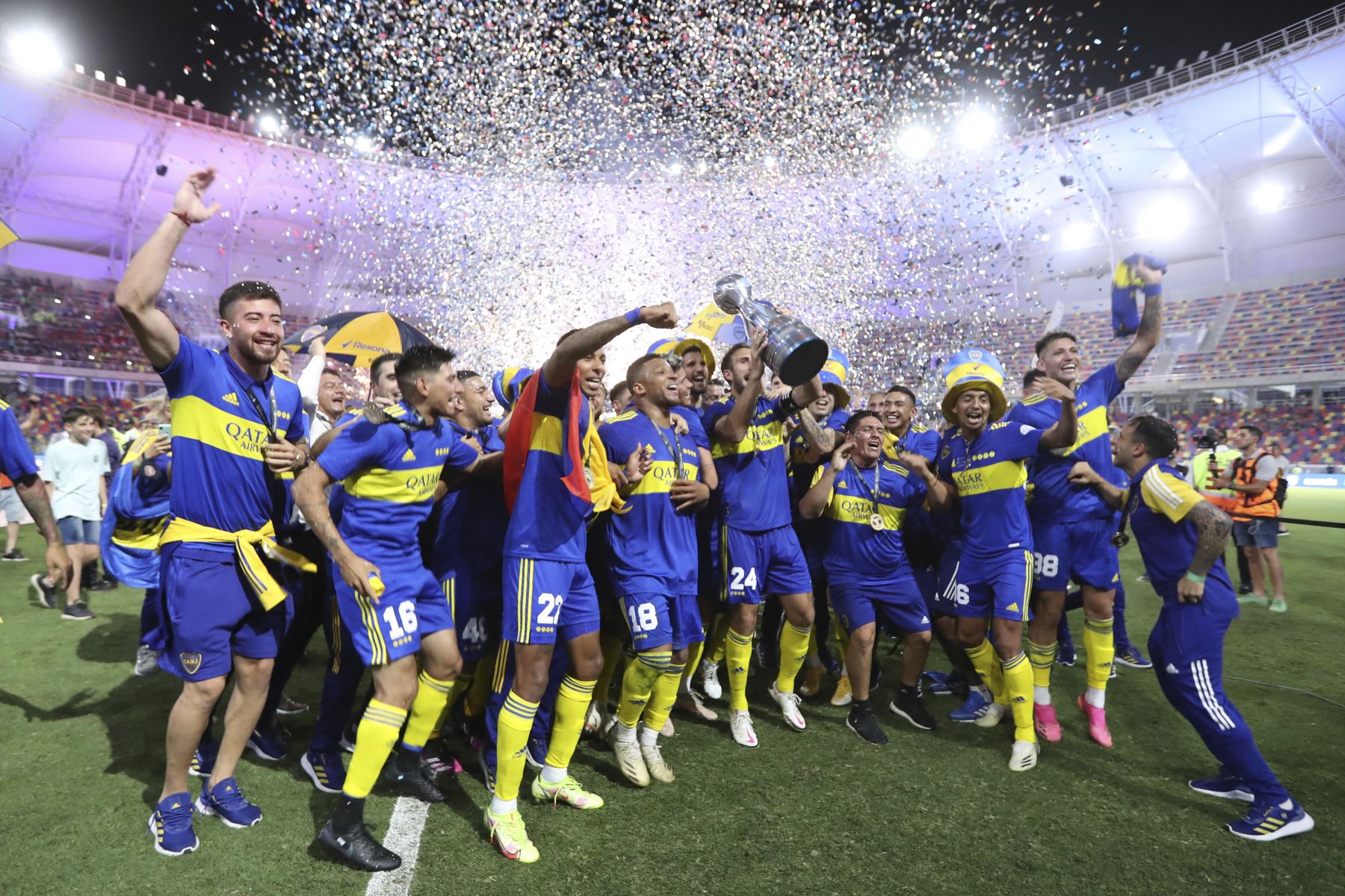 Los jugadores de Boca Juniors celebran con la copa tras ganar la final de la Copa Argentina de fútbol contra Talleres de Córdoba en el Estadio Estadio Único Madre de Ciudades en Santiago del Estero, Argentina, el 8 de diciembre de 2021.
Foto: AFP