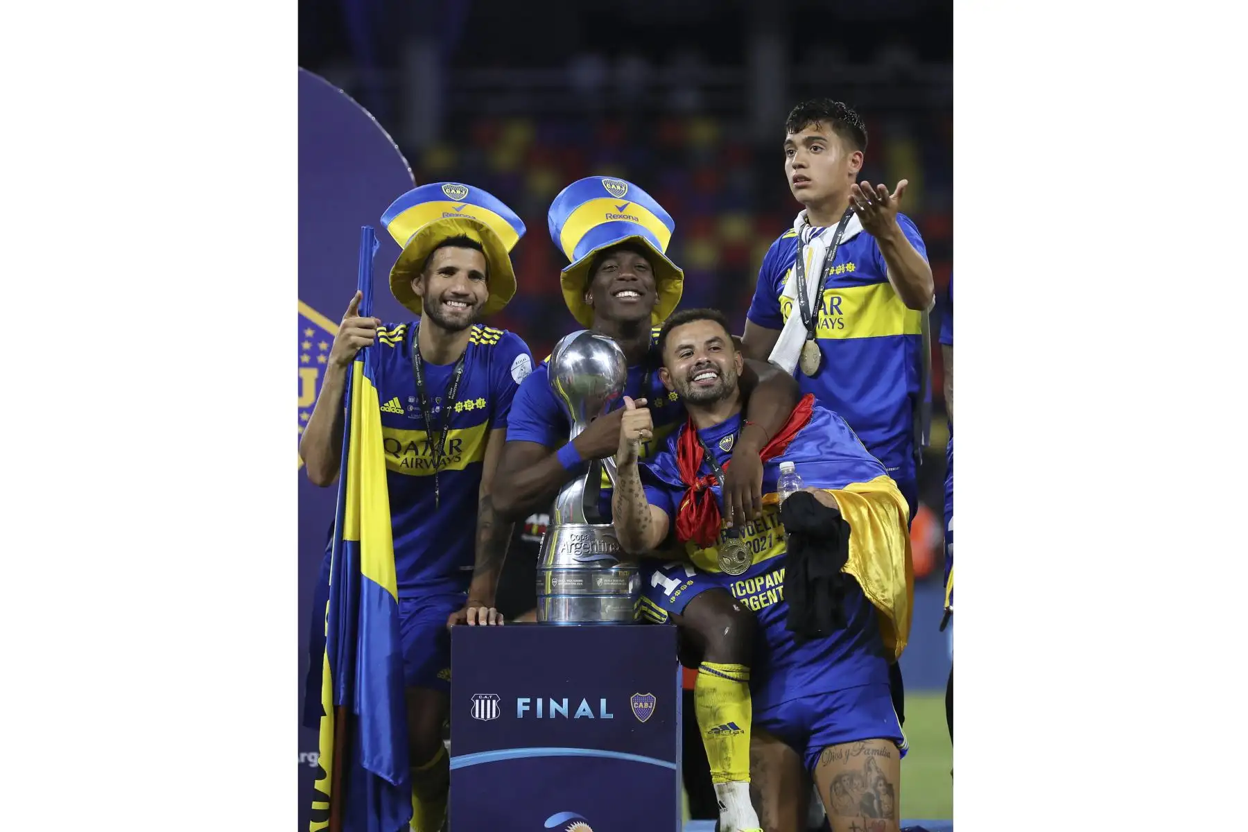 Los jugadores de Boca Juniors Lisandro Lopez (L), el peruano Luis Advincula (2 L) y el colombiano Edwin Cardona (2 R) posan con la copa después de ganar la final de la Copa Argentina contra Talleres de Córdoba en el Estadio Único Madre de Ciudades de Santiago del Estero, Argentina, a 08 de diciembre de 2021.
Foto: AFP