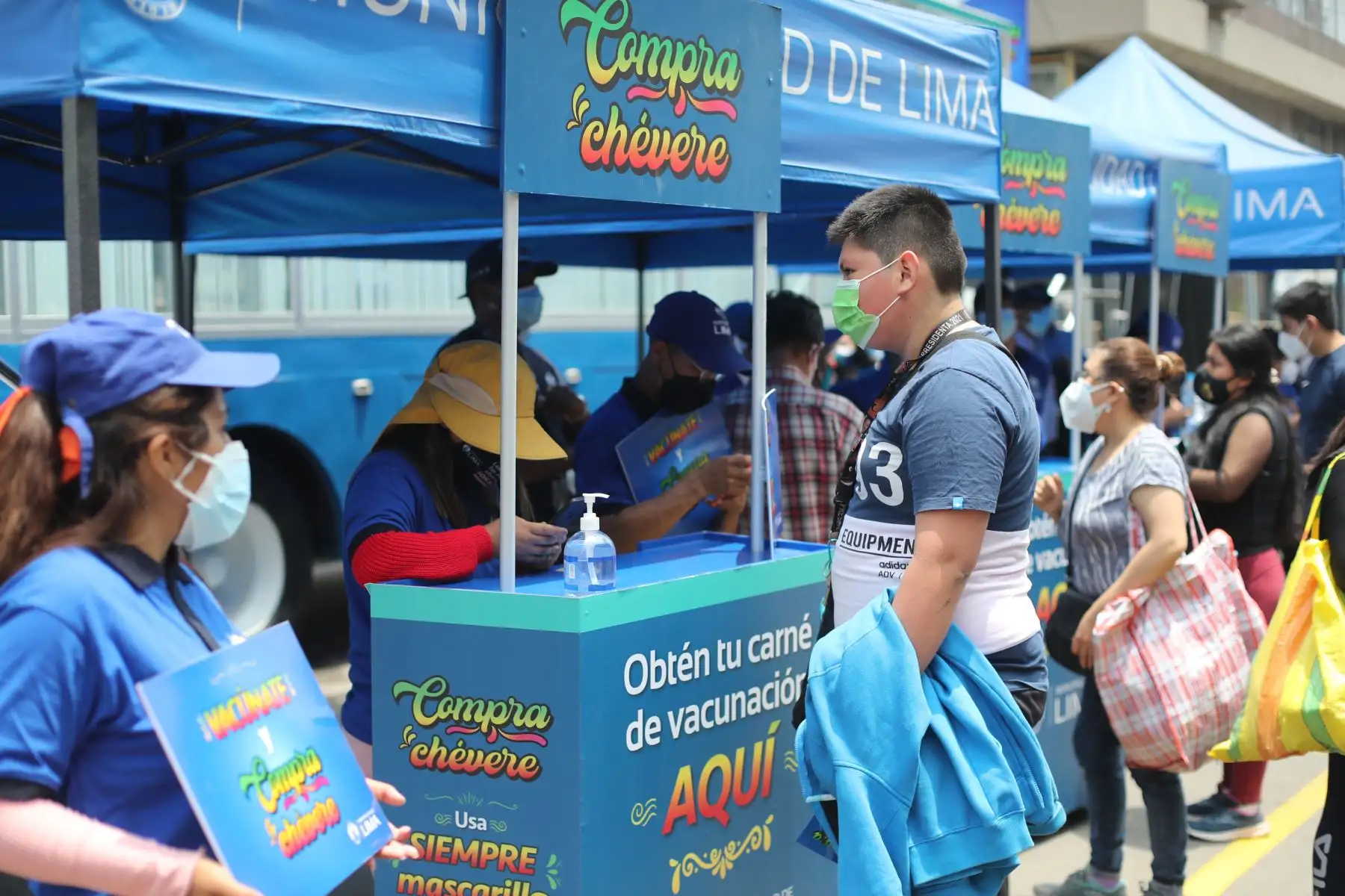 Como parte de la campaña Compra Chévere, la Municipalidad de Lima implementó cinco módulos (dos de ellos de atención preferencial) en Mesa Redonda, donde los vecinos y comerciantes recibieron, de manera gratuita, su certificado de vacunación y código QR impreso.
FOTO: ANDINA/Carla Patiño