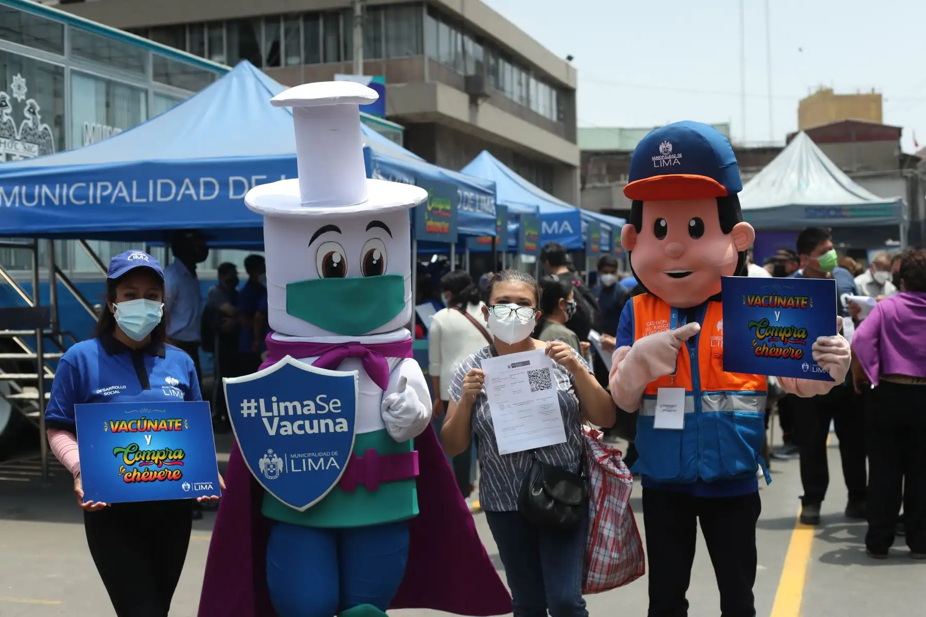 Como parte de la campaña Compra Chévere, la Municipalidad de Lima implementó cinco módulos (dos de ellos de atención preferencial) en Mesa Redonda, donde los vecinos y comerciantes recibieron, de manera gratuita, su certificado de vacunación y código QR impreso.
FOTO: ANDINA/Carla Patiño