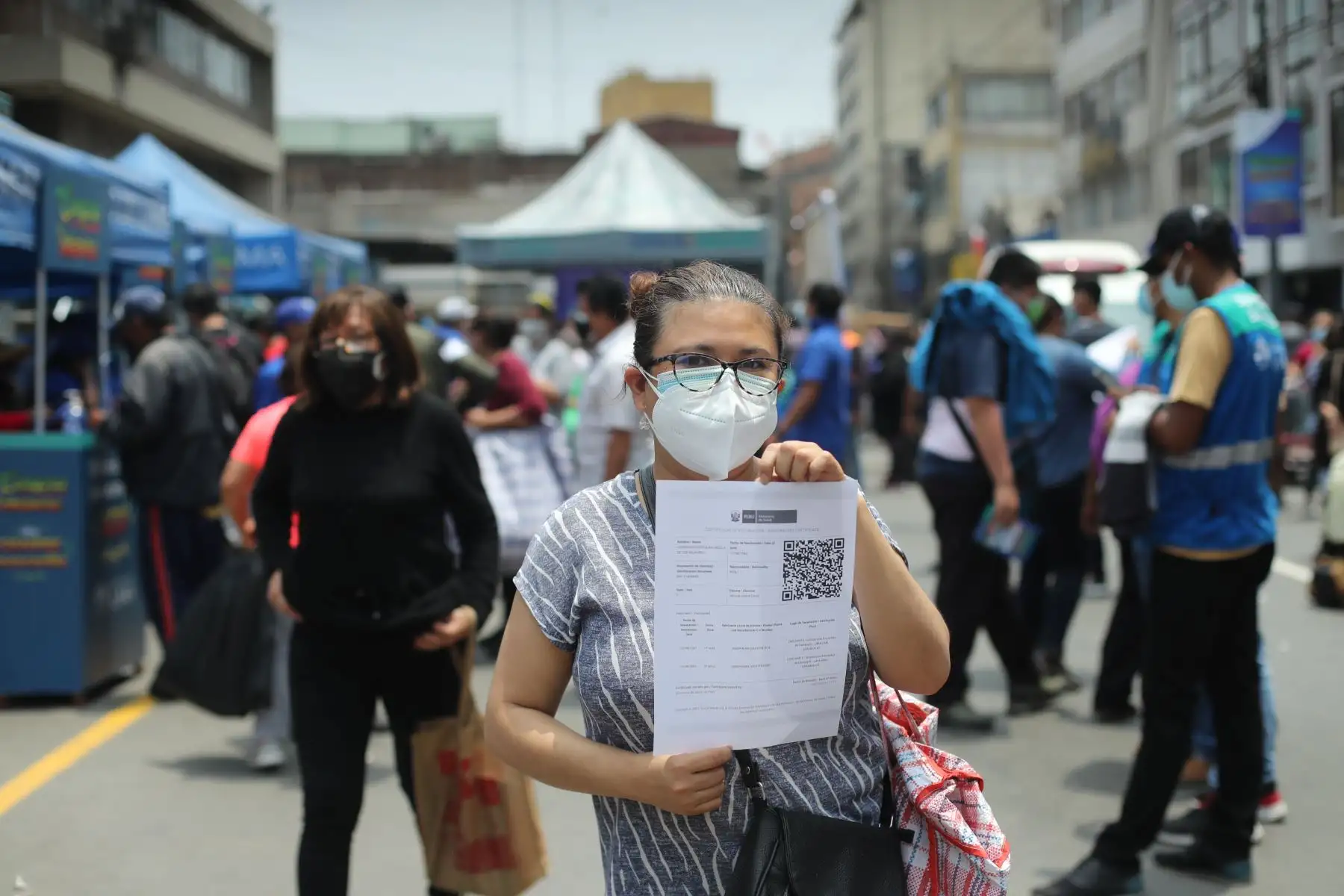 Como parte de la campaña Compra Chévere, la Municipalidad de Lima implementó cinco módulos (dos de ellos de atención preferencial) en Mesa Redonda, donde los vecinos y comerciantes recibieron, de manera gratuita, su certificado de vacunación y código QR impreso.
FOTO: ANDINA/Carla Patiño