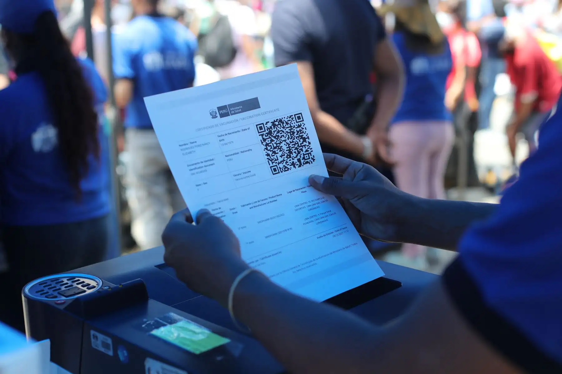 Como parte de la campaña Compra Chévere, la Municipalidad de Lima implementó cinco módulos (dos de ellos de atención preferencial) en Mesa Redonda, donde los vecinos y comerciantes recibieron, de manera gratuita, su certificado de vacunación y código QR impreso.
FOTO: ANDINA/Carla Patiño