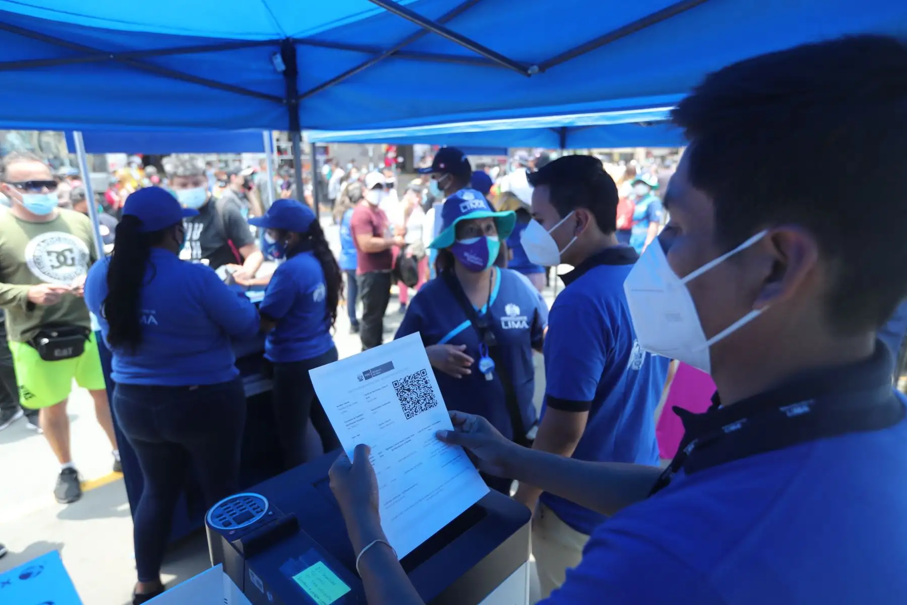 Como parte de la campaña Compra Chévere, la Municipalidad de Lima implementó cinco módulos (dos de ellos de atención preferencial) en Mesa Redonda, donde los vecinos y comerciantes recibieron, de manera gratuita, su certificado de vacunación y código QR impreso.
FOTO: ANDINA/Carla Patiño