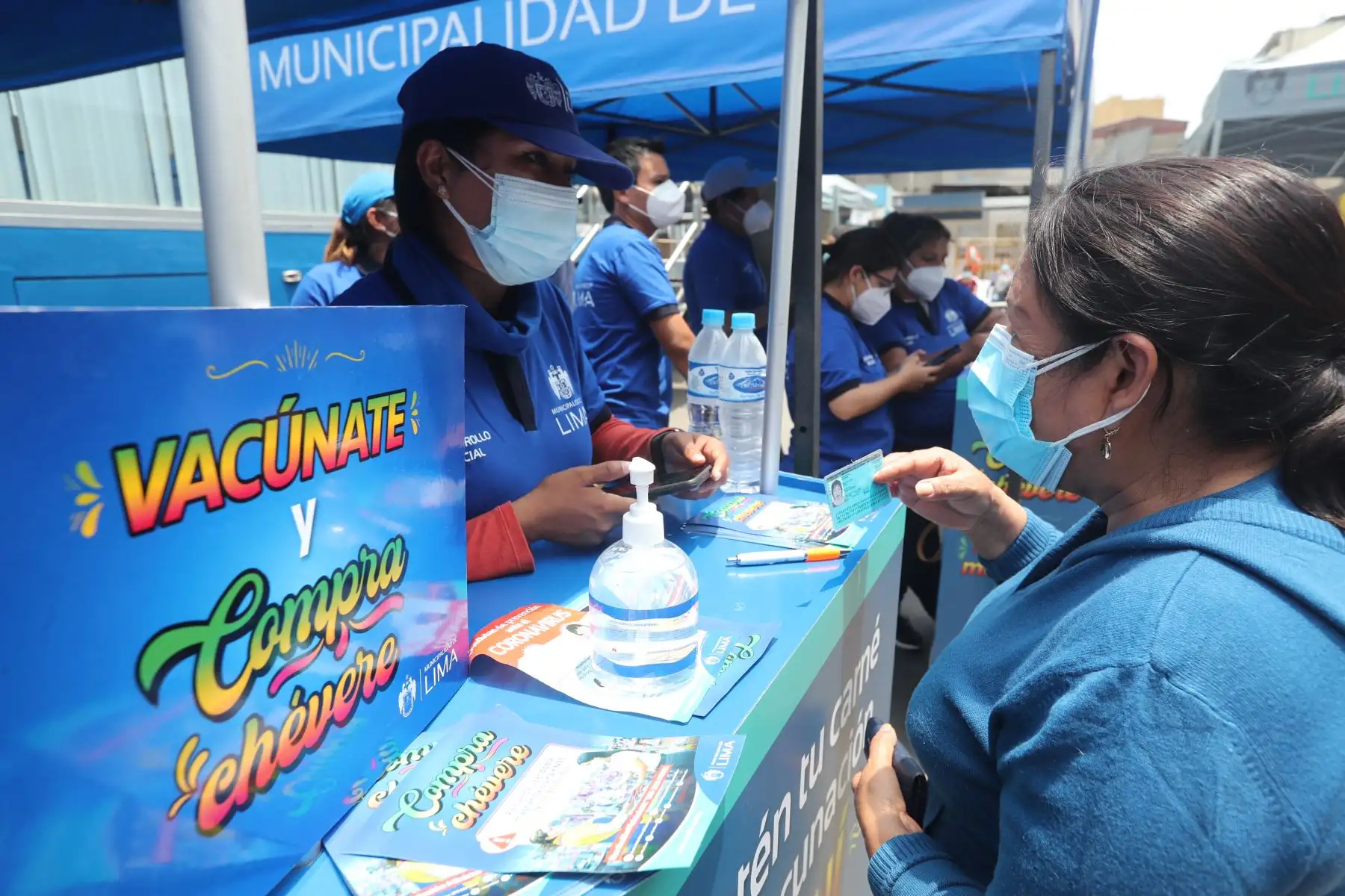Como parte de la campaña Compra Chévere, la Municipalidad de Lima implementó cinco módulos (dos de ellos de atención preferencial) en Mesa Redonda, donde los vecinos y comerciantes recibieron, de manera gratuita, su certificado de vacunación y código QR impreso.
FOTO: ANDINA/Carla Patiño