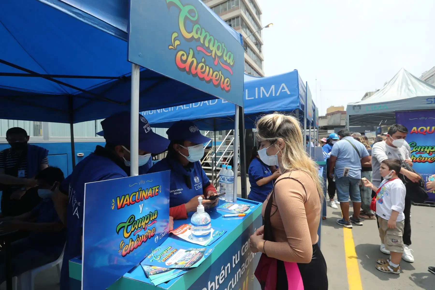 Como parte de la campaña Compra Chévere, la Municipalidad de Lima implementó cinco módulos (dos de ellos de atención preferencial) en Mesa Redonda, donde los vecinos y comerciantes recibieron, de manera gratuita, su certificado de vacunación y código QR impreso.
FOTO: ANDINA/Carla Patiño