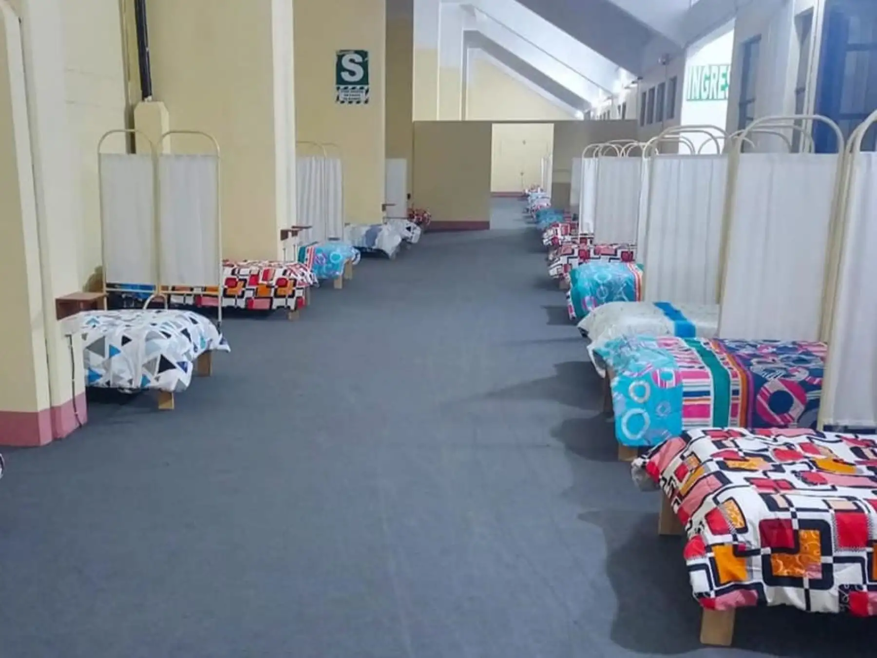 Áncash habilita refugio temporal en el estadio Rosas Pampa, en Huaraz, para atender a los afectados por aumento del caudal del río Quillcay.