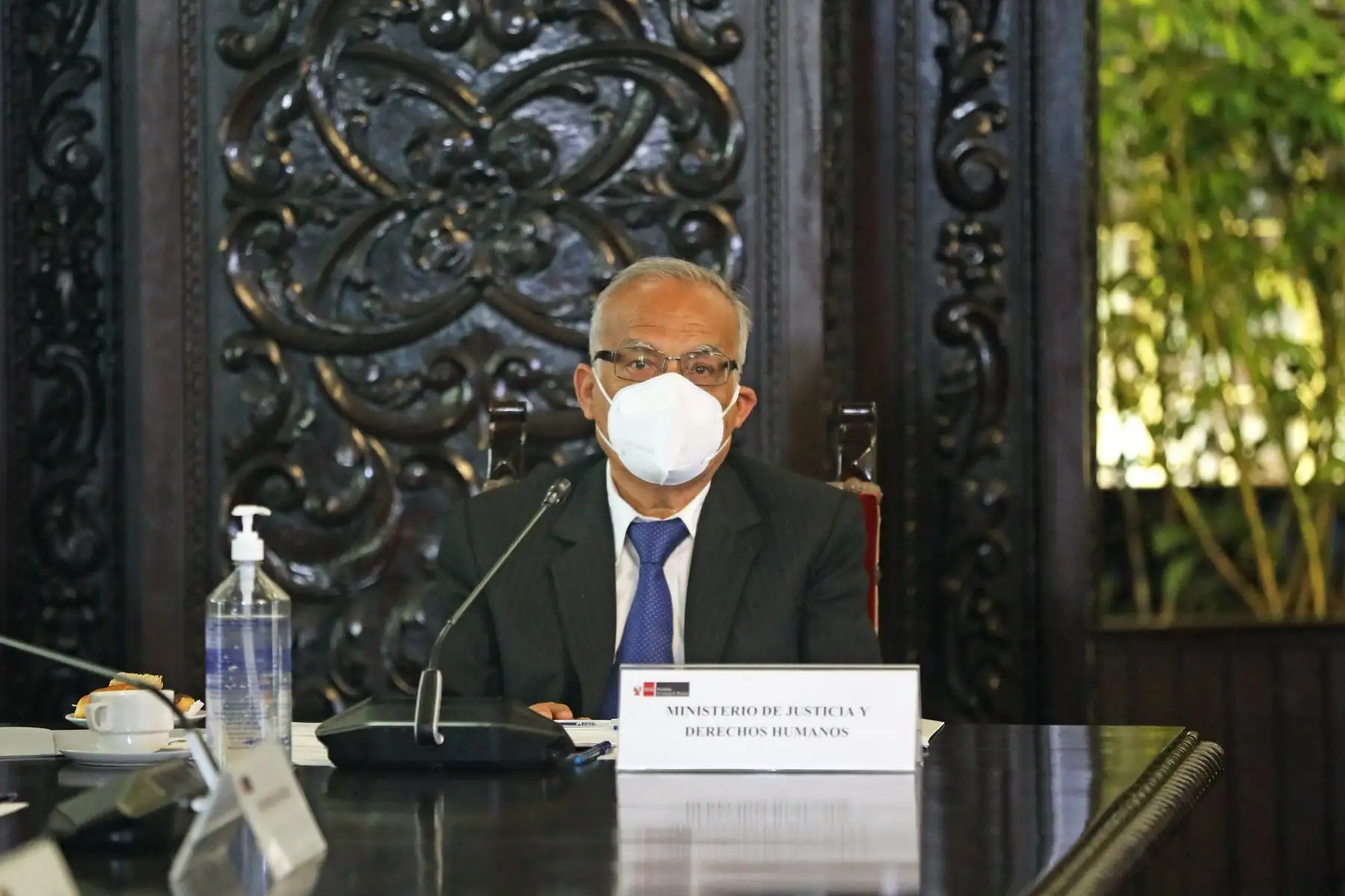 El presidente de la República, Pedro Castillo, y la titular de la PCM, Mirtha Vásquez, suscribieron el Decreto Supremo que aprueba la Estrategia de Integridad del Poder Ejecutivo al 2022 para prevenir la corrupción, durante la 39.° sesión de la Comisión de Alto Nivel Anticorrupción.
Foto: ANDINA/ Presidencia Perú