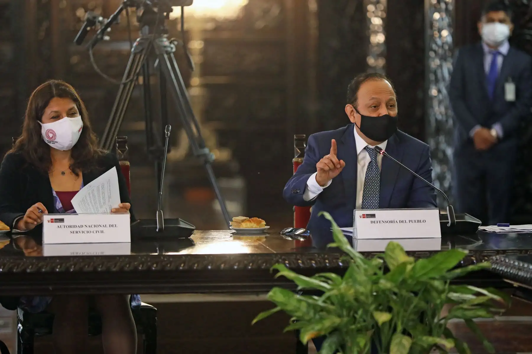 El presidente de la República, Pedro Castillo, y la titular de la PCM, Mirtha Vásquez, suscribieron el Decreto Supremo que aprueba la Estrategia de Integridad del Poder Ejecutivo al 2022 para prevenir la corrupción, durante la 39.° sesión de la Comisión de Alto Nivel Anticorrupción.
Foto: ANDINA/ Presidencia Perú