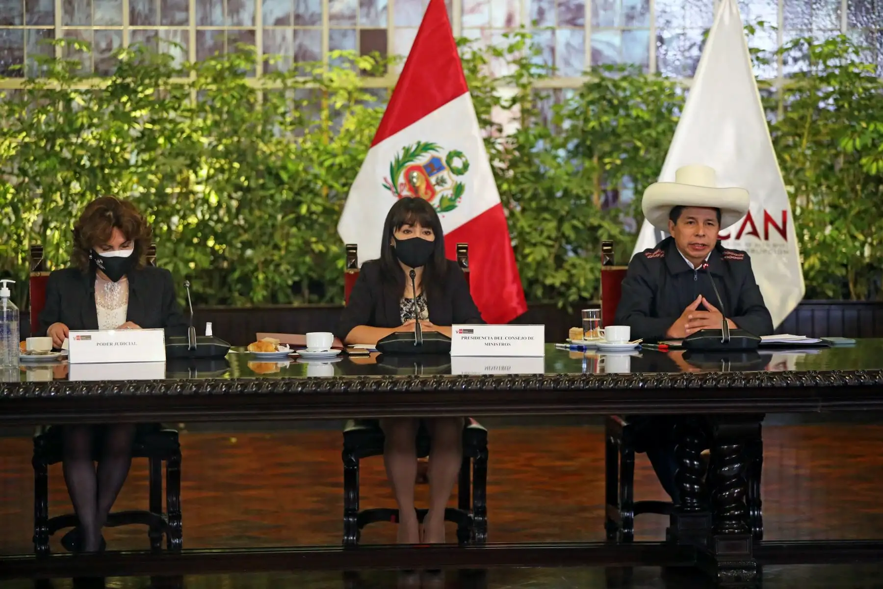 El presidente de la República, Pedro Castillo, y la titular de la PCM, Mirtha Vásquez, suscribieron el Decreto Supremo que aprueba la Estrategia de Integridad del Poder Ejecutivo al 2022 para prevenir la corrupción, durante la 39.° sesión de la Comisión de Alto Nivel Anticorrupción.
Foto: ANDINA/ Presidencia Perú