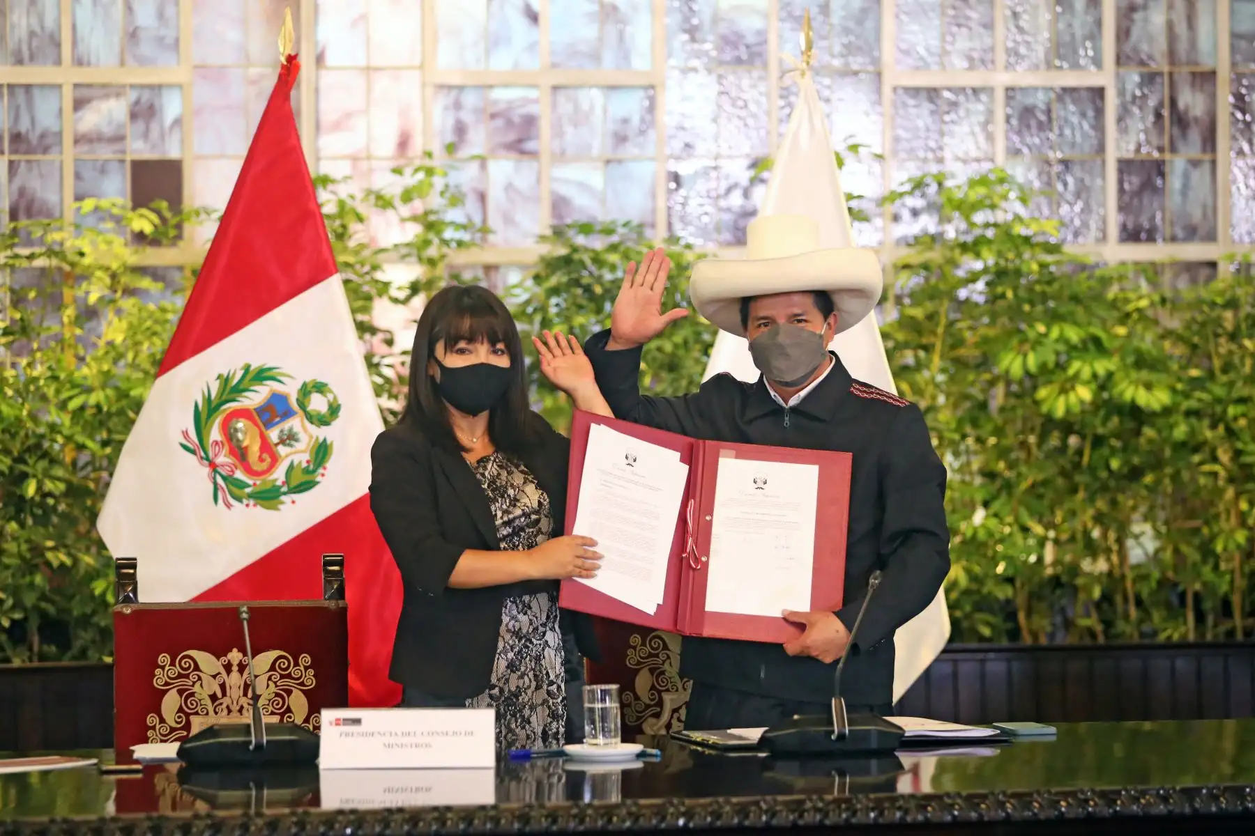 El presidente de la República, Pedro Castillo, y la titular de la PCM, Mirtha Vásquez, suscribieron el Decreto Supremo que aprueba la Estrategia de Integridad del Poder Ejecutivo al 2022 para prevenir la corrupción, durante la 39.° sesión de la Comisión de Alto Nivel Anticorrupción.
Foto: ANDINA/ Presidencia Perú