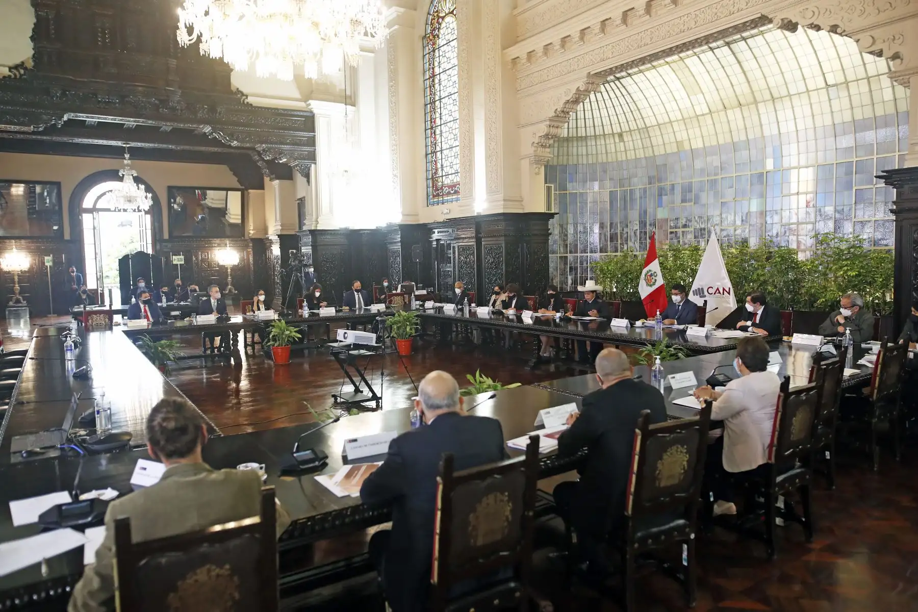 El presidente de la República, Pedro Castillo, y la titular de la PCM, Mirtha Vásquez, suscribieron el Decreto Supremo que aprueba la Estrategia de Integridad del Poder Ejecutivo al 2022 para prevenir la corrupción, durante la 39.° sesión de la Comisión de Alto Nivel Anticorrupción.
Foto: ANDINA/ Presidencia Perú