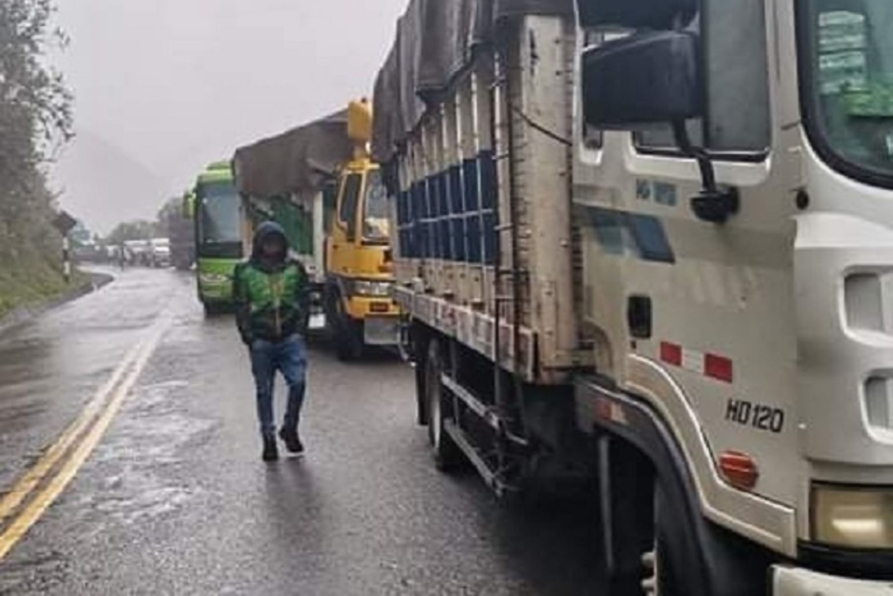 Varios vehículos de carga, pasajeros y turismo (que se dirigen de la ciudad del Cusco a Machu Picchu y viceversa) quedaran varados en ambos tramos.
