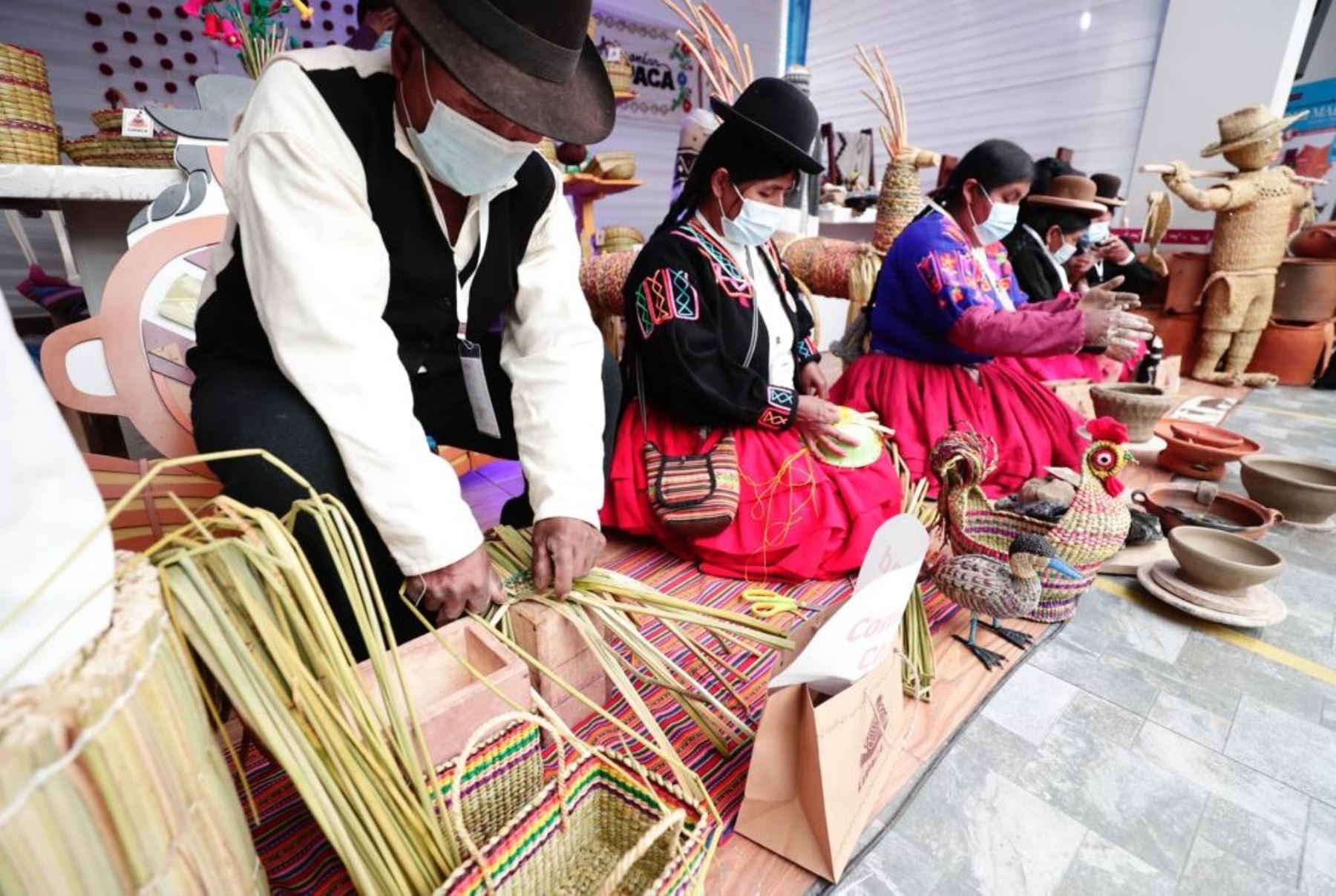 Más de 100 colectivos de artesanos de 22 regiones del país en Ruraq Maki de Lima.