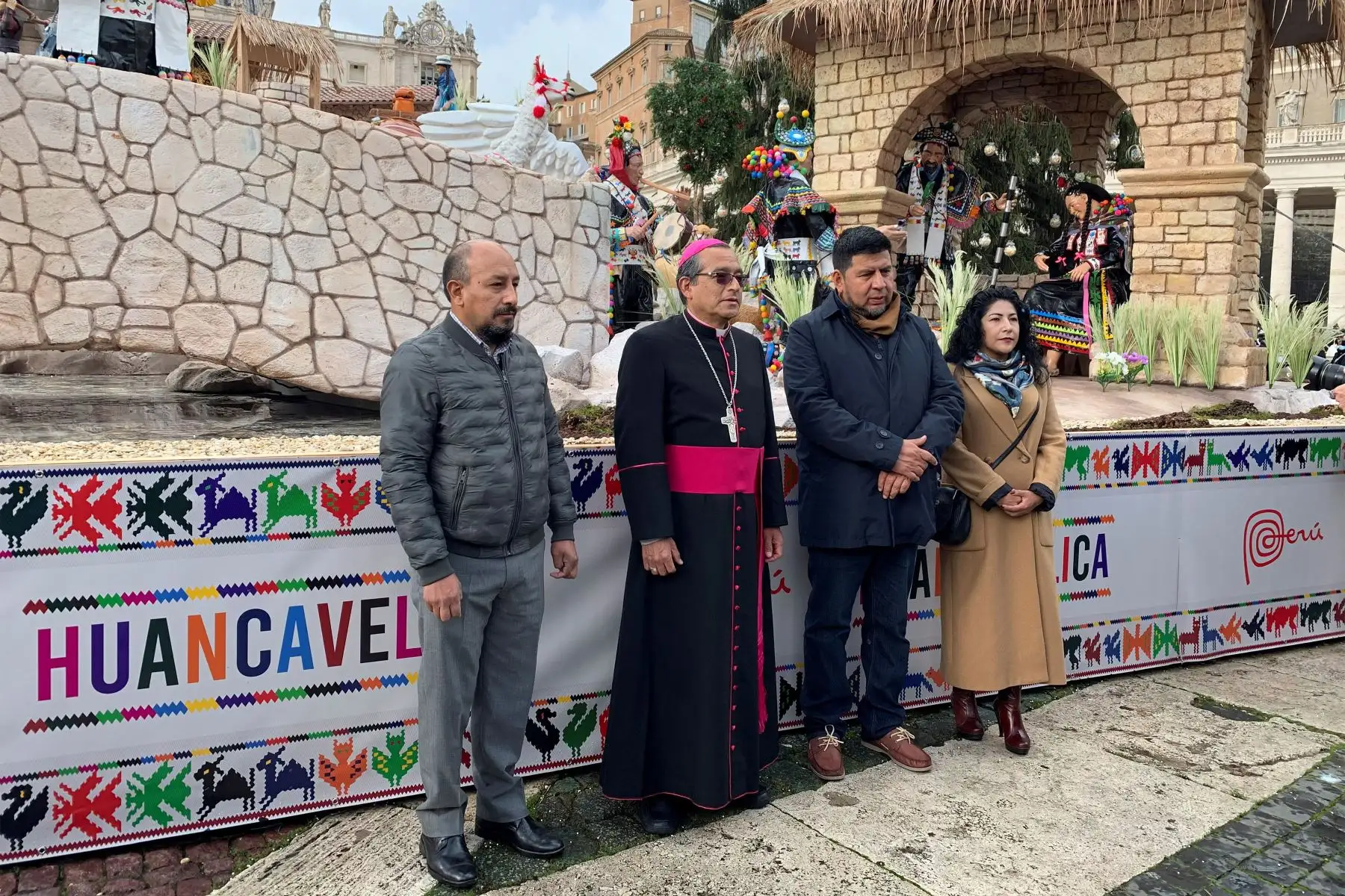 El obispo de Huancavelica Carlos Salcedo posa frente al pesebre del Vaticano, junto a la arquitecta Natali Luz y uno de los artesanos peruanos. Las tradiciones y la cultura navideña de la comunidad de Chopcca, de la región de los Andes peruanos de Huancavelica, son las protagonistas este año del colorido Belén del Vaticano, que busca realzar "una imaginería tan diferente al tradicional pesebre" y mostrar al mundo "la riqueza del Perú". 
Foto: EFE