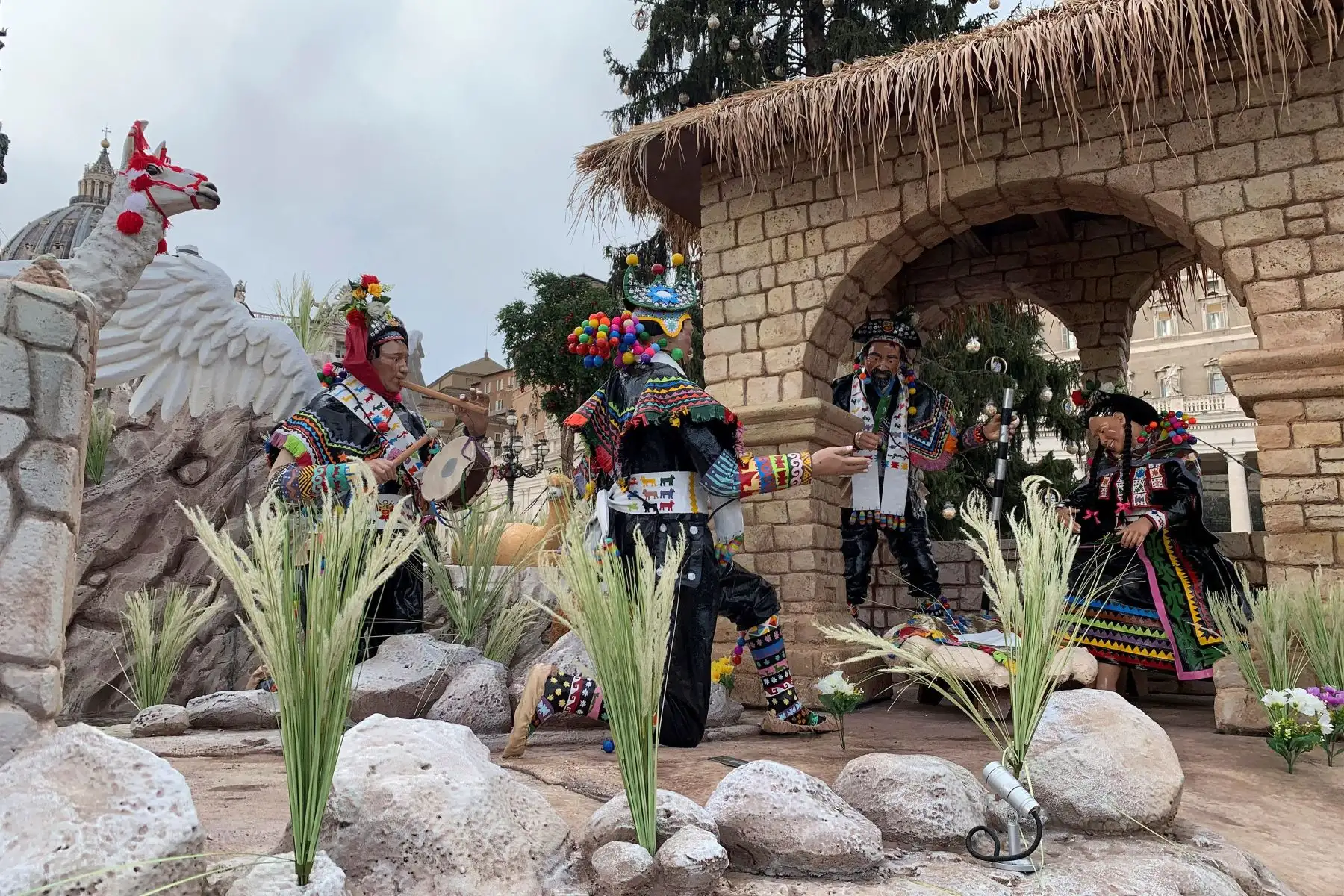 Las tradiciones y la cultura navideña de la comunidad de Chopcca, de la región de los Andes peruanos de Huancavelica, son las protagonistas este año del colorido Belén del Vaticano, que busca realzar "una imaginería tan diferente al tradicional pesebre" y mostrar al mundo "la riqueza del Perú". 
Foto: EFE