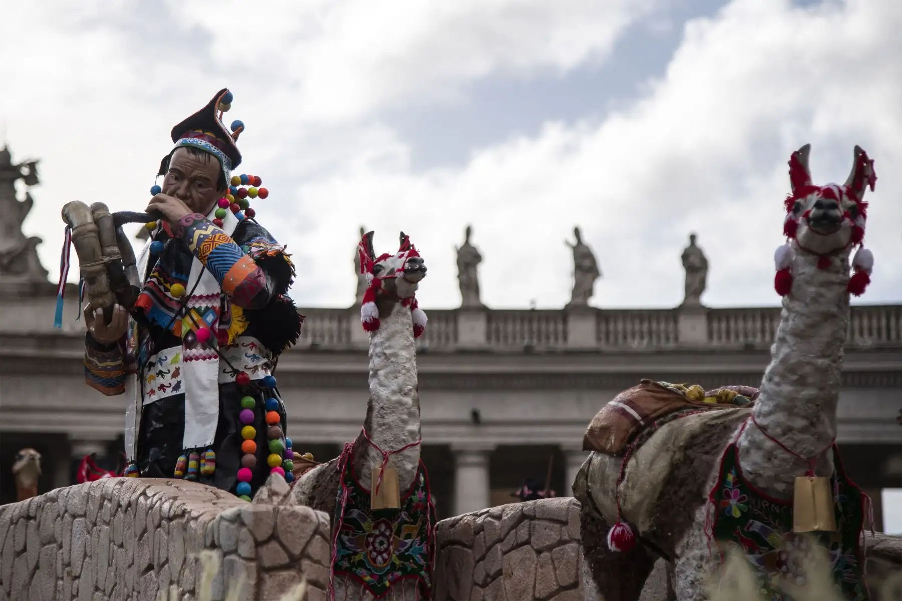 Más de 100 millones de turistas de diversas partes de mundo podrán apreciar desde este viernes 10, y por 45 días, el nacimiento huancavelicano de Chopcca en la plaza de San Pedro del Vaticano.
Foto: AFP
