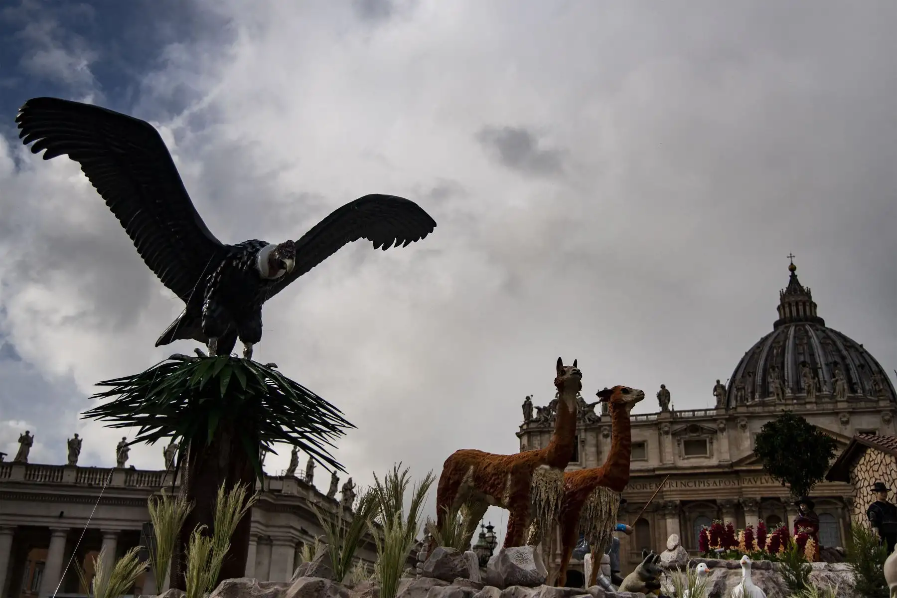 Más de 100 millones de turistas de diversas partes de mundo podrán apreciar desde este viernes 10, y por 45 días, el nacimiento huancavelicano de Chopcca en la plaza de San Pedro del Vaticano.
Foto: AFP