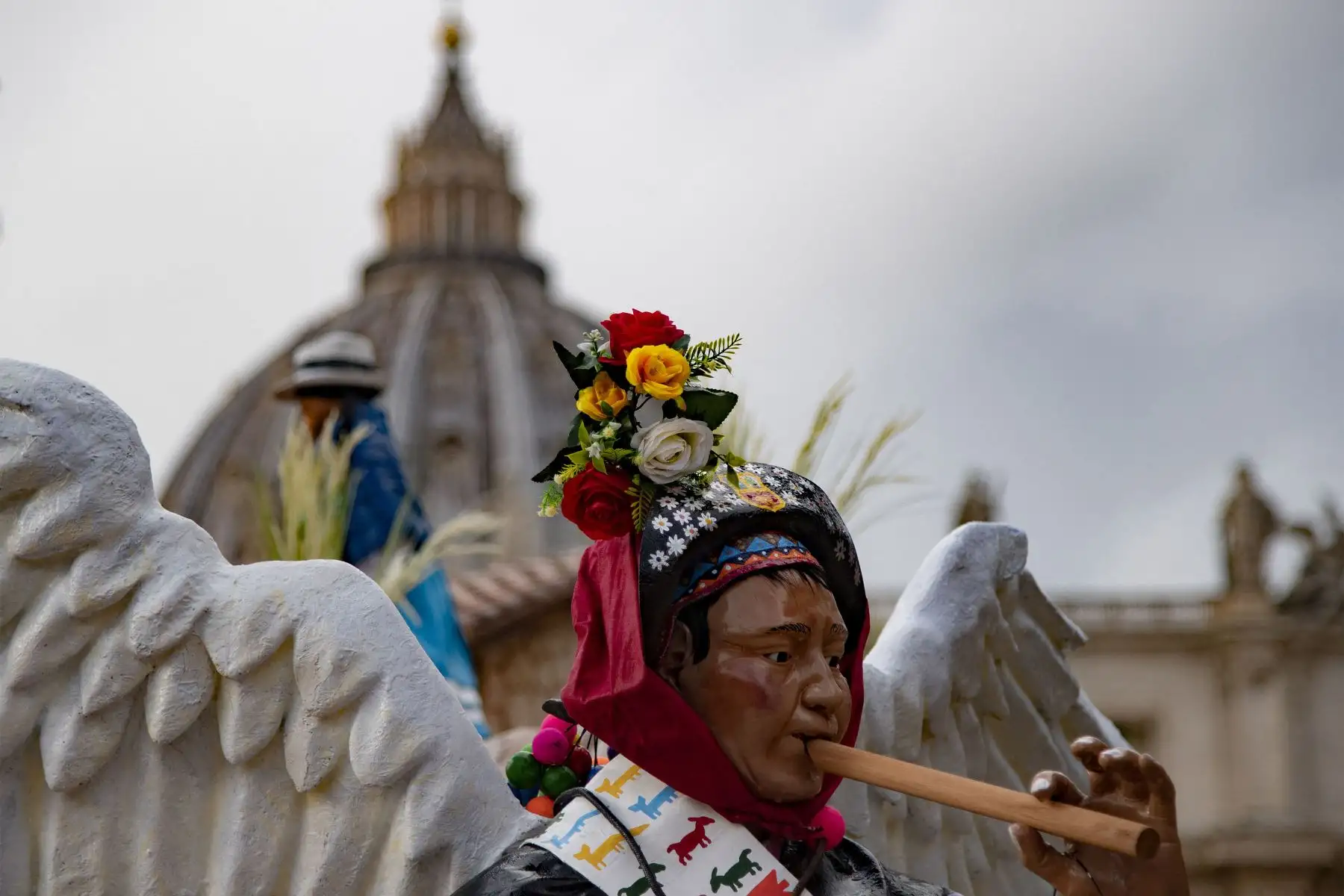 Más de 100 millones de turistas de diversas partes de mundo podrán apreciar desde este viernes 10, y por 45 días, el nacimiento huancavelicano de Chopcca en la plaza de San Pedro del Vaticano.
Foto: AFP