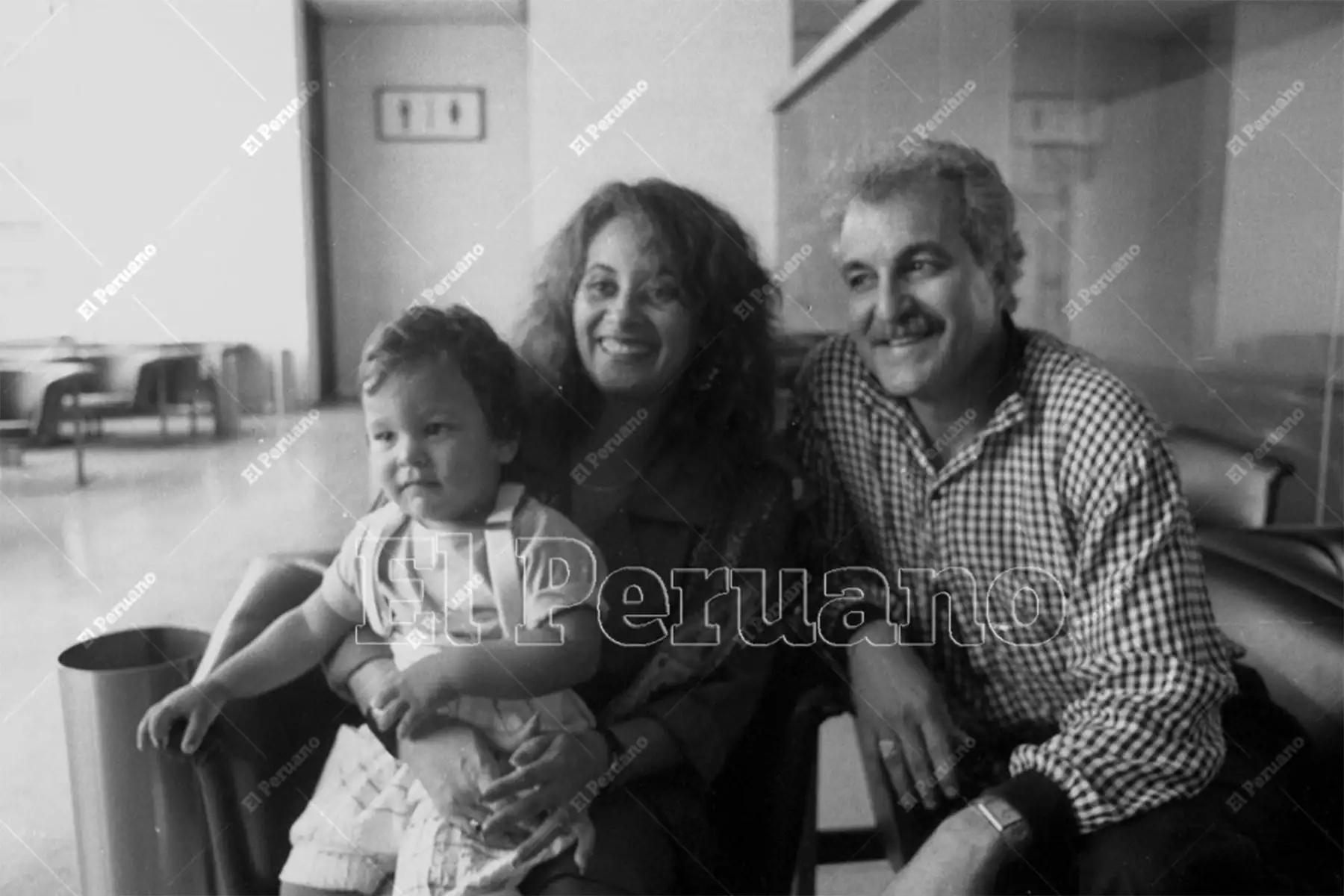 Callao - 14 febrero 1989 / Llegada del popular cantante salsero puertorriqueño Paquito Guzmán. 
Foto: Archivo Histórico de El Peruano / José Risco