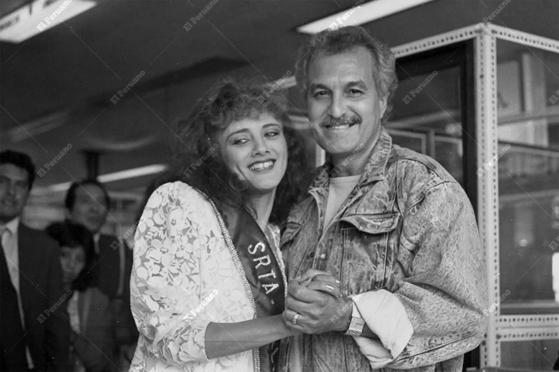 Callao - 14 junio 1988 / El cantante Paquito Guzmán llegó al Perú para brindar una serie de presentaciones. Roxana Ávalos, "La Muñequita de la Salsa", le dio la bienvenida. 
Archivo Histórico de El Peruano / José Risco