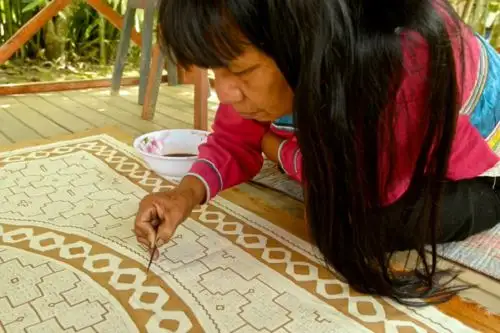 Mujer artesana de la Amazonía. Foto: Cortesía.