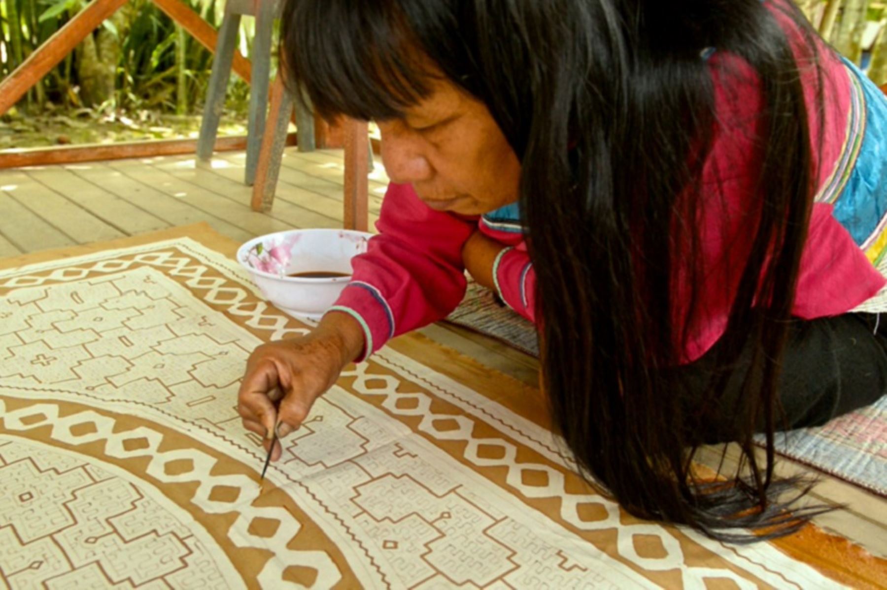 Mujer artesana de la Amazonía. Foto: Cortesía.