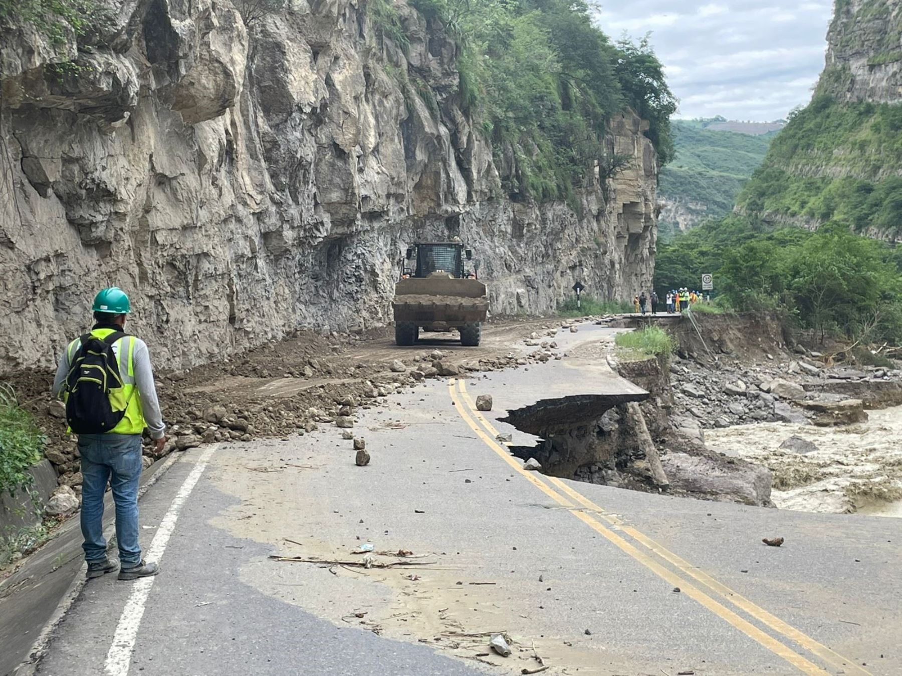 El Ejecutivo prorrogó, por un plazo de 60 días calendario, el estado de emergencia en 29 distritos de las regiones Amazonas y Cajamarca, que sufrieron daños por el sismo ocurrido en noviembre de 2021, con la finalidad de continuar con la ejecución de medidas y acciones de excepción necesarias, de rehabilitación, que correspondan. ANDINA/Difusión