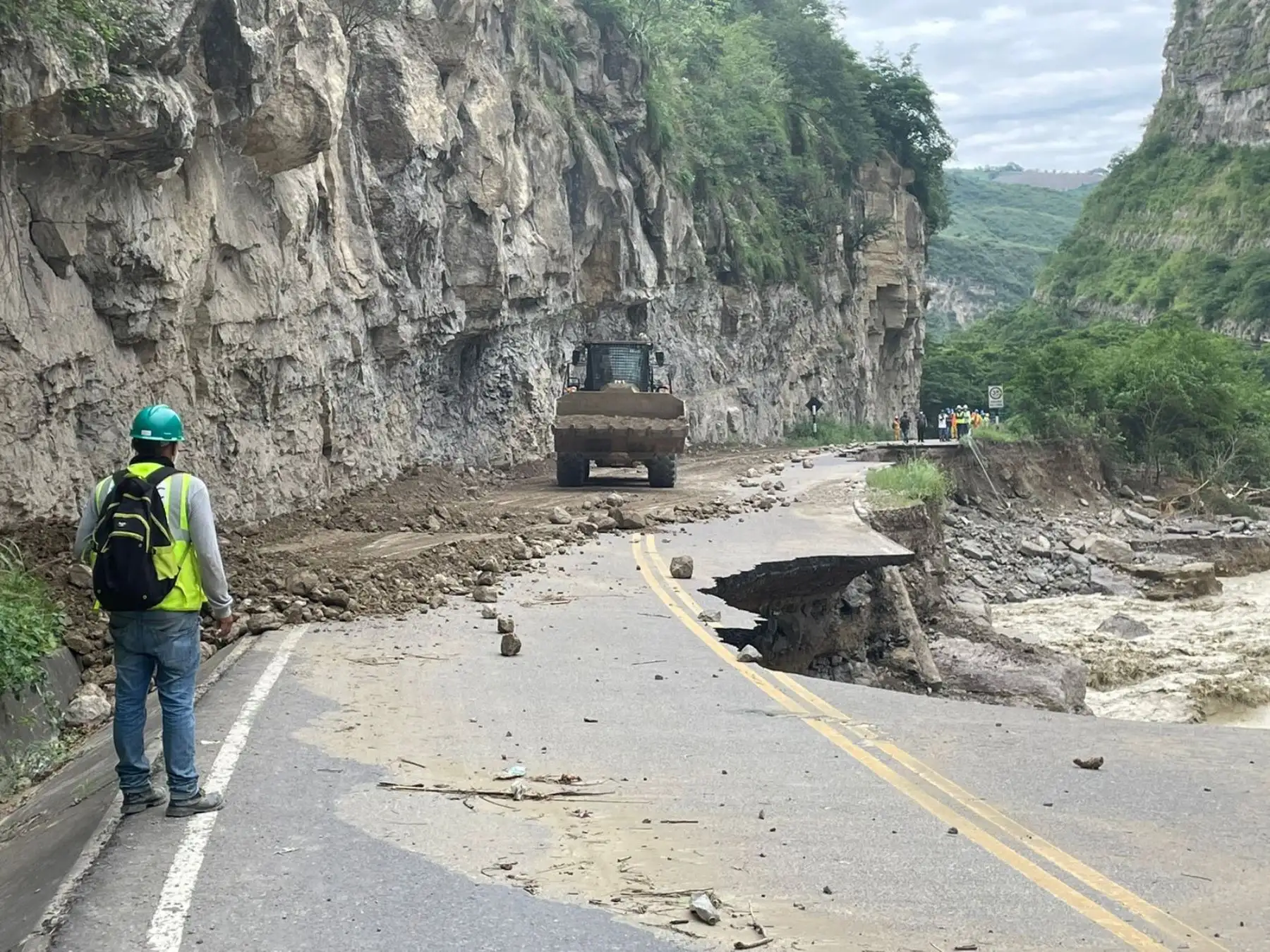 El Ejecutivo prorrogó el estado de emergencia en algunos distritos de varias provincias de los departamentos de Amazonas, Cajamarca, Loreto y San Martín, afectados por el fuerte sismo ocurrido en noviembre pasado, a fin de continuar con la ejecución de medidas y acciones de excepción necesarias, de respuesta y rehabilitación que correspondan. ANDINA/Difusión