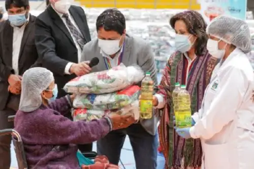 La atención alimentaria se hace en el contexto del Decreto Leg. 1472, que faculta, excepcionalmente, al programa Qali Warma a comprar y entregar alimentos a solicitud de municipios y ministerios para atender a poblaciones vulnerables durante el periodo de emergencia sanitaria por el covid-19.