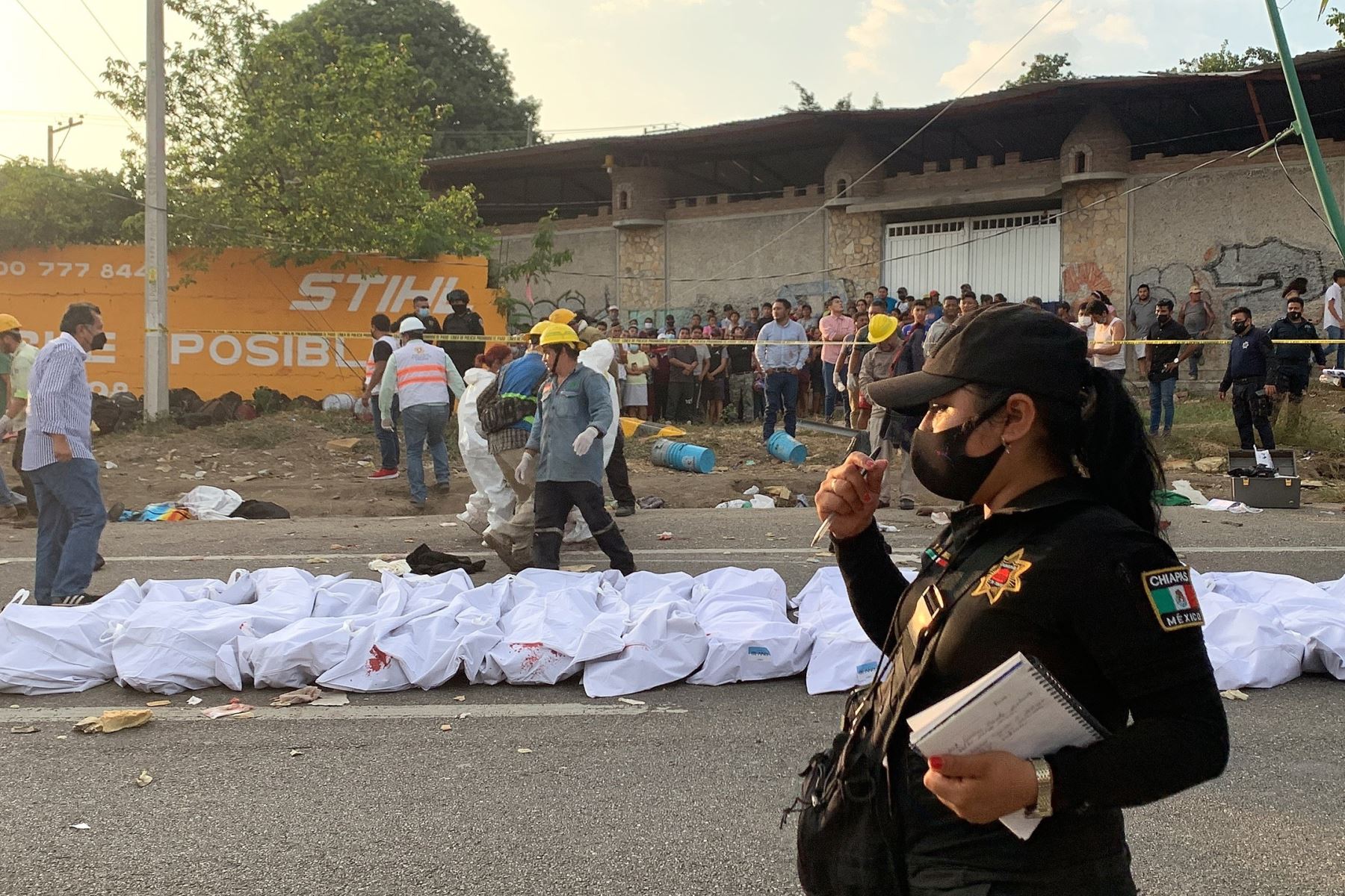 Fotografía de los cuerpos de fallecidos hoy en la zona del accidente de un camión donde viajaban migrantes, en el municipio Chiapa de Corzo, estado de Chiapas. (México). EFE/Carlos López