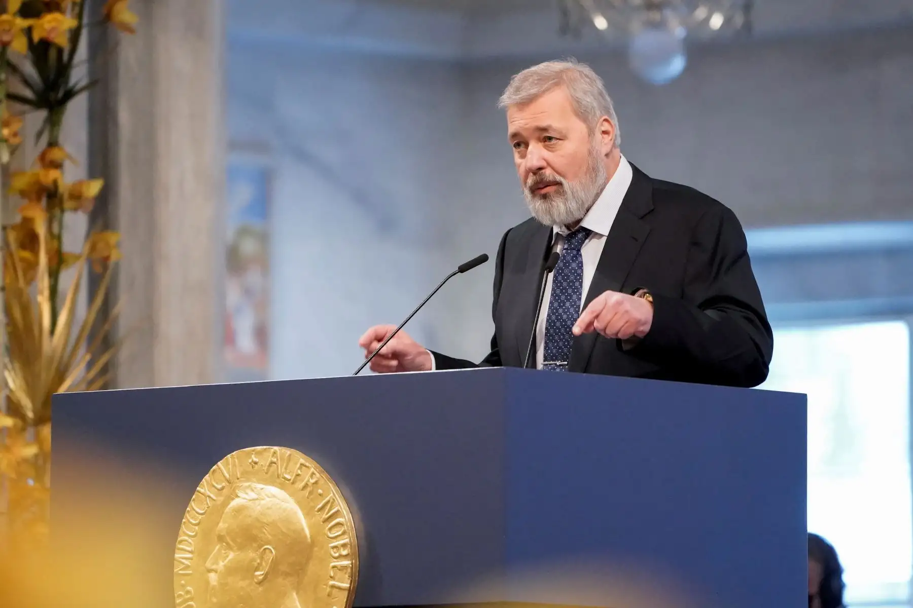 El premio Nobel de la Paz Dmitry Muratov pronuncia un discurso durante la ceremonia de entrega del Premio Nobel de la Paz en el Ayuntamiento de Oslo, en Oslo, Noruega, el 10 de diciembre de 2021. 
Foto: EFE