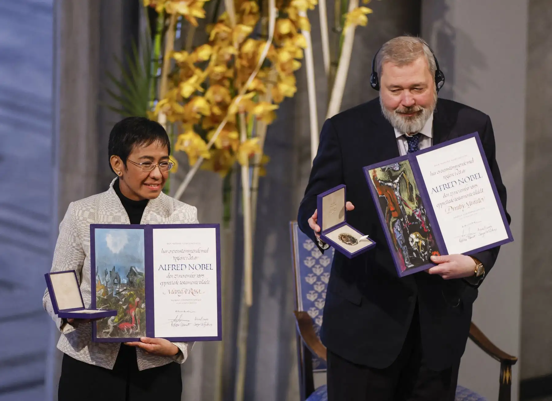 Los ganadores del Premio Nobel de la Paz Maria Ressa de Filipinas (L) y Dmitry Muratov de Rusia posan con el diploma y la medalla del Premio Nobel de la Paz durante la ceremonia de entrega de premios del Premio Nobel de la Paz el 10 de diciembre de 2021 en Oslo.
Foto: AFP