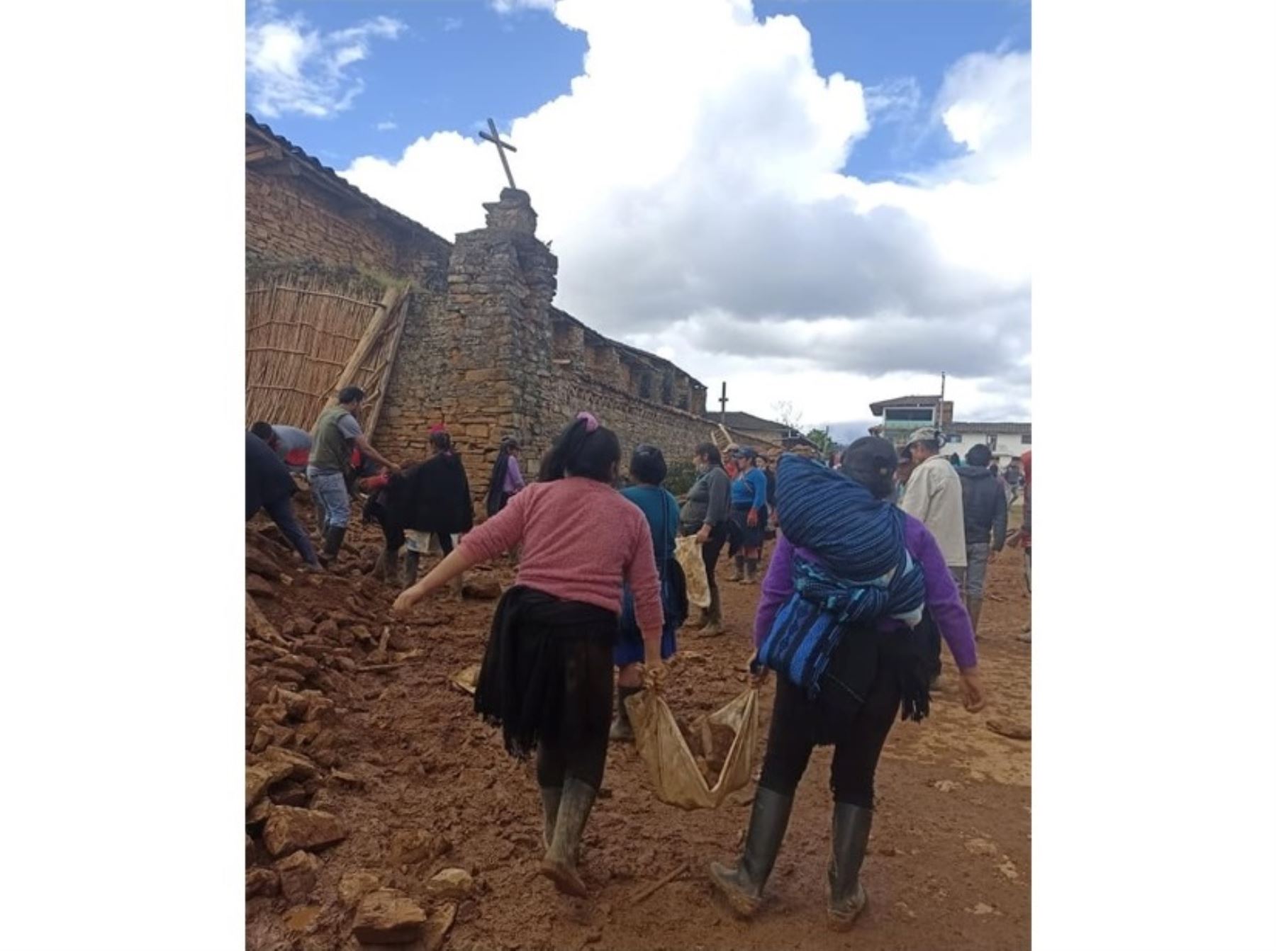Amazonas da el ejemplo. Pobladores se unen para reconstruir la torre de iglesia de La Jalca devastada por el fuerte sismo de magnitud 7.5 que afectó el domingo 28 de noviembre a esa región.