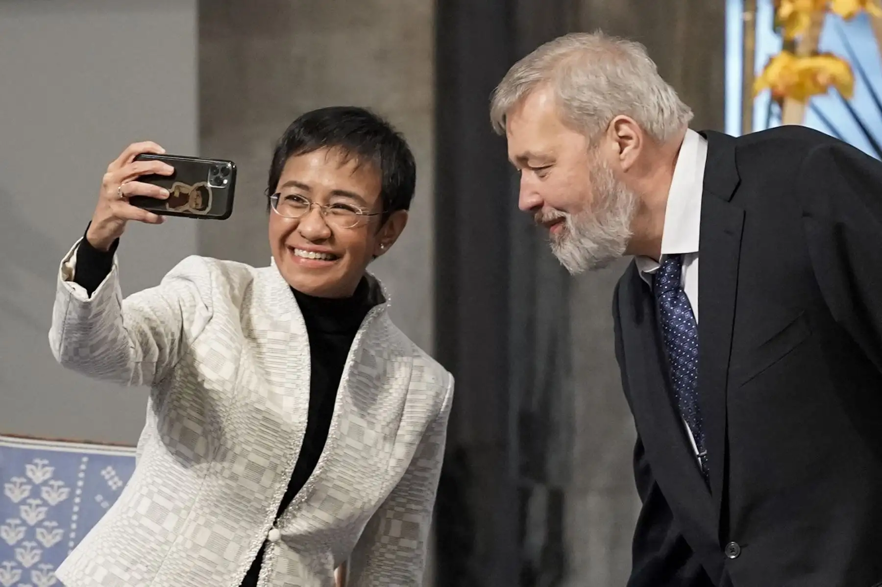 Los ganadores del Premio Nobel de la Paz Maria Ressa de Filipinas y Dmitry Muratov de Rusia se toman una selfie con motivo de la ceremonia de entrega de premios del Premio Nobel de la Paz, los periodistas de investigación Maria Ressa de Filipinas y Dmitry Muratov de Rusia ganaron el prestigioso premio.
Foto: AFP