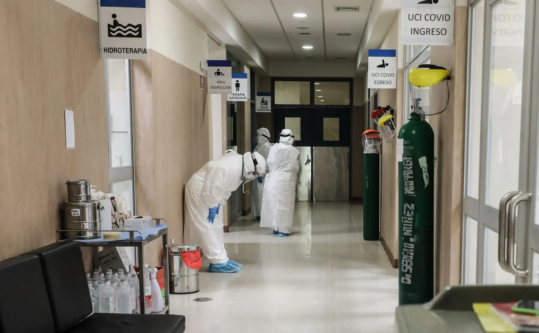 Por medio de 60 imágenes, la exposición itinerante “Volver a vivir: rastros y rostros de la pandemia en el Perú” resume las acciones del personal de la primera línea. Busca
crear conciencia en la población sobre la importancia de la vacunación.
Foto: ANDINA/José Antonio Quintana