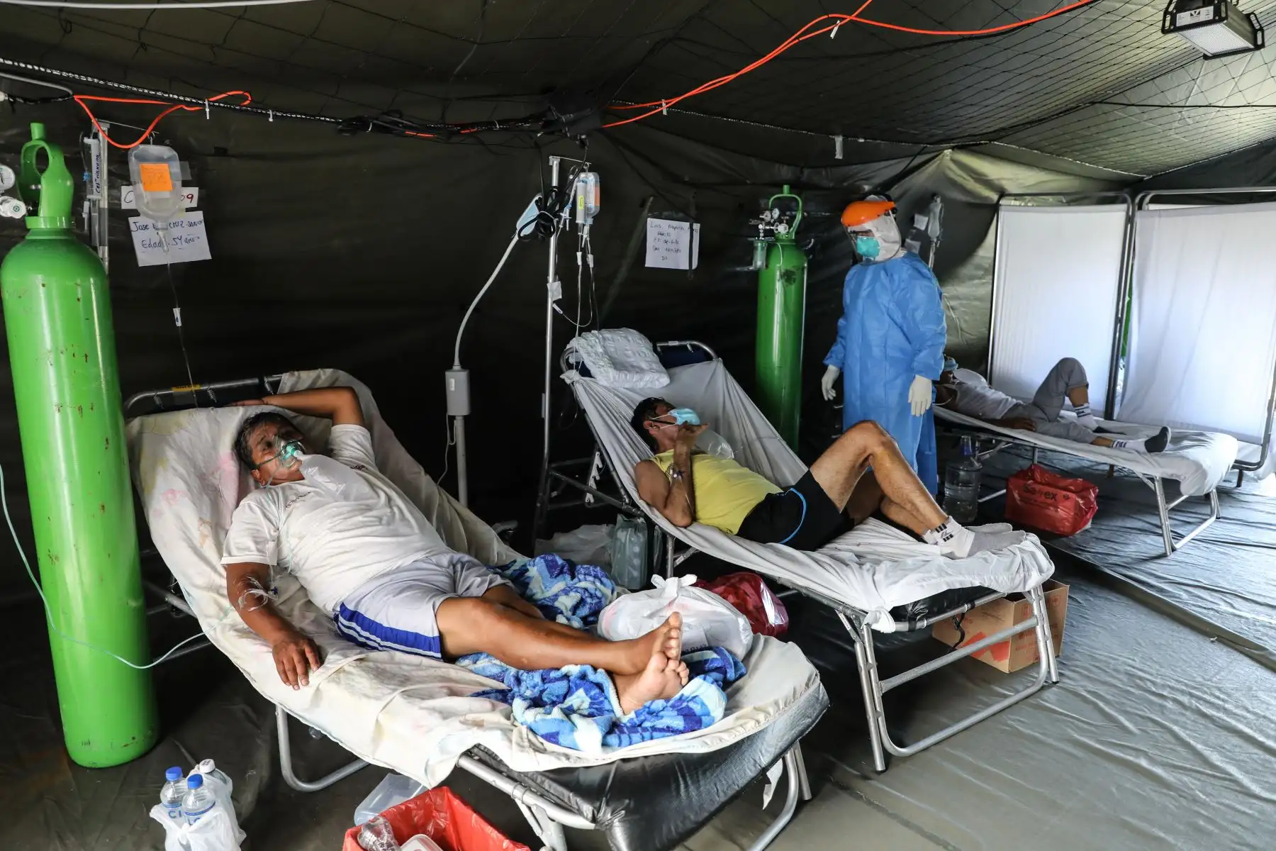 Por medio de 60 imágenes, la exposición itinerante “Volver a vivir: rastros y rostros de la pandemia en el Perú” resume las acciones del personal de la primera línea. Busca
crear conciencia en la población sobre la importancia de la vacunación.
Foto: ANDINA/José Antonio Quintana